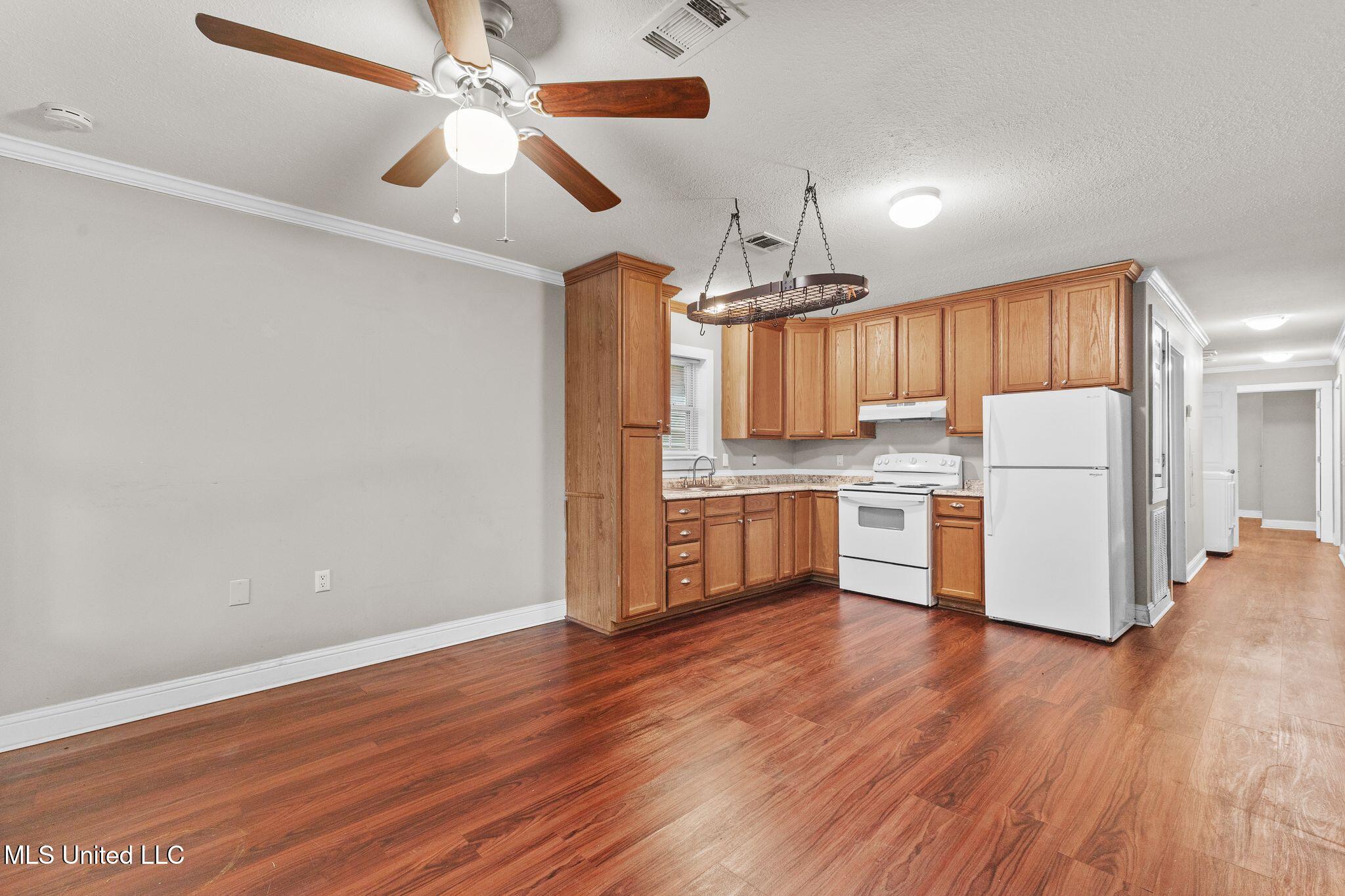 533 E College Avenue Property Photo 7
