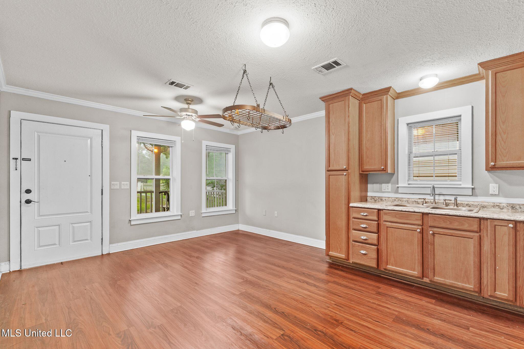 533 E College Avenue Property Photo 9