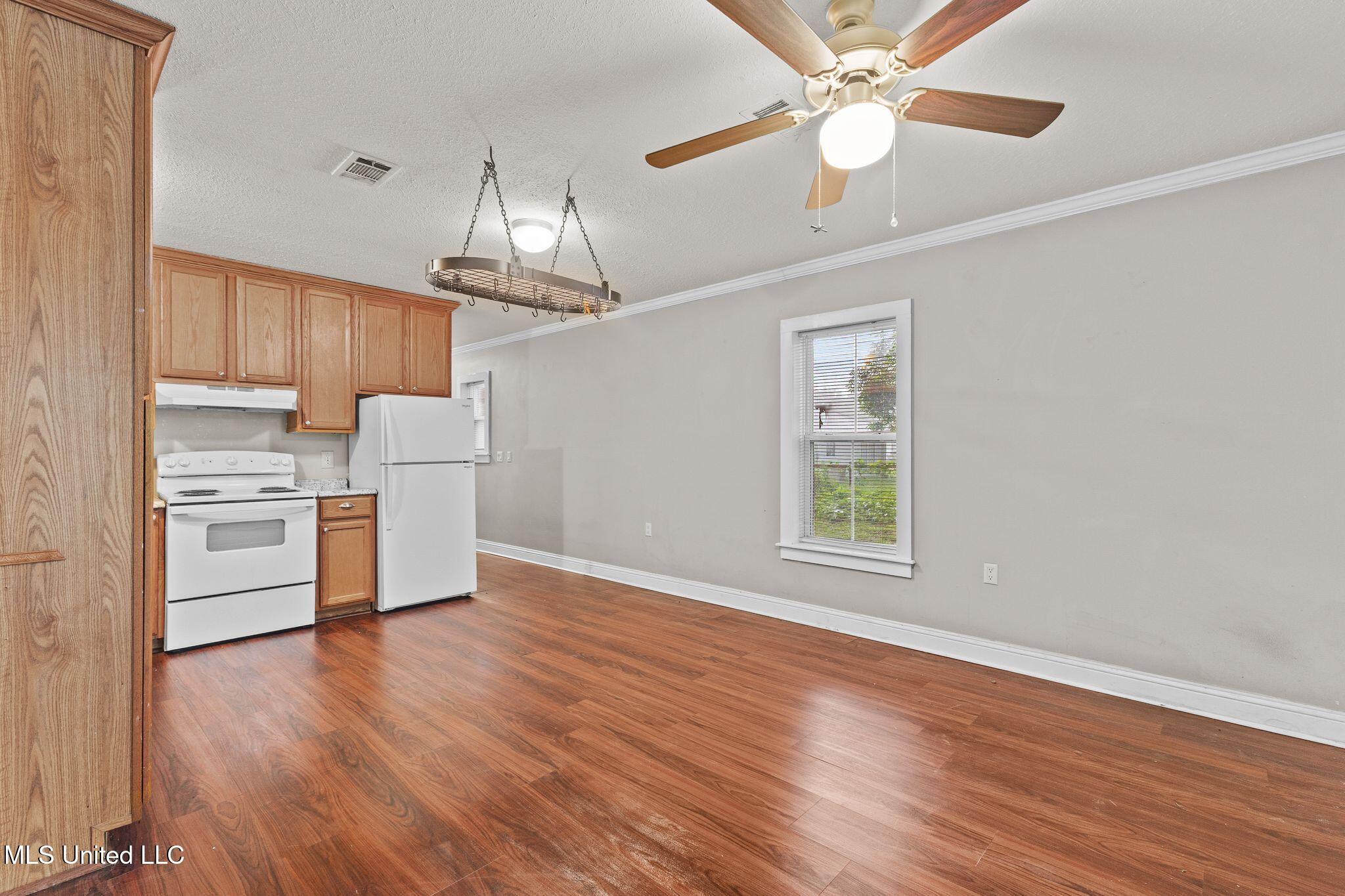 533 E College Avenue Property Photo 10