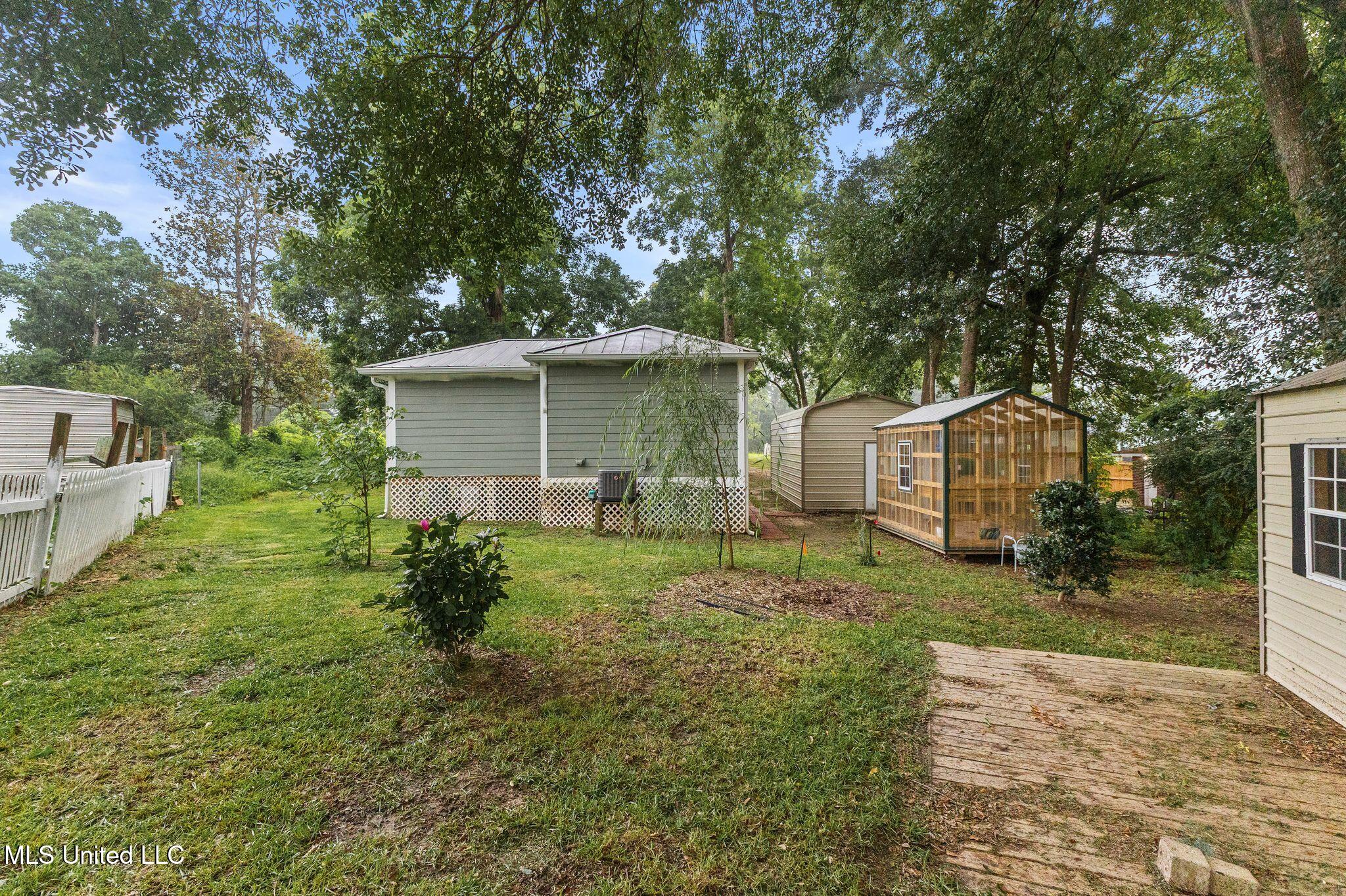 533 E College Avenue Property Photo 23