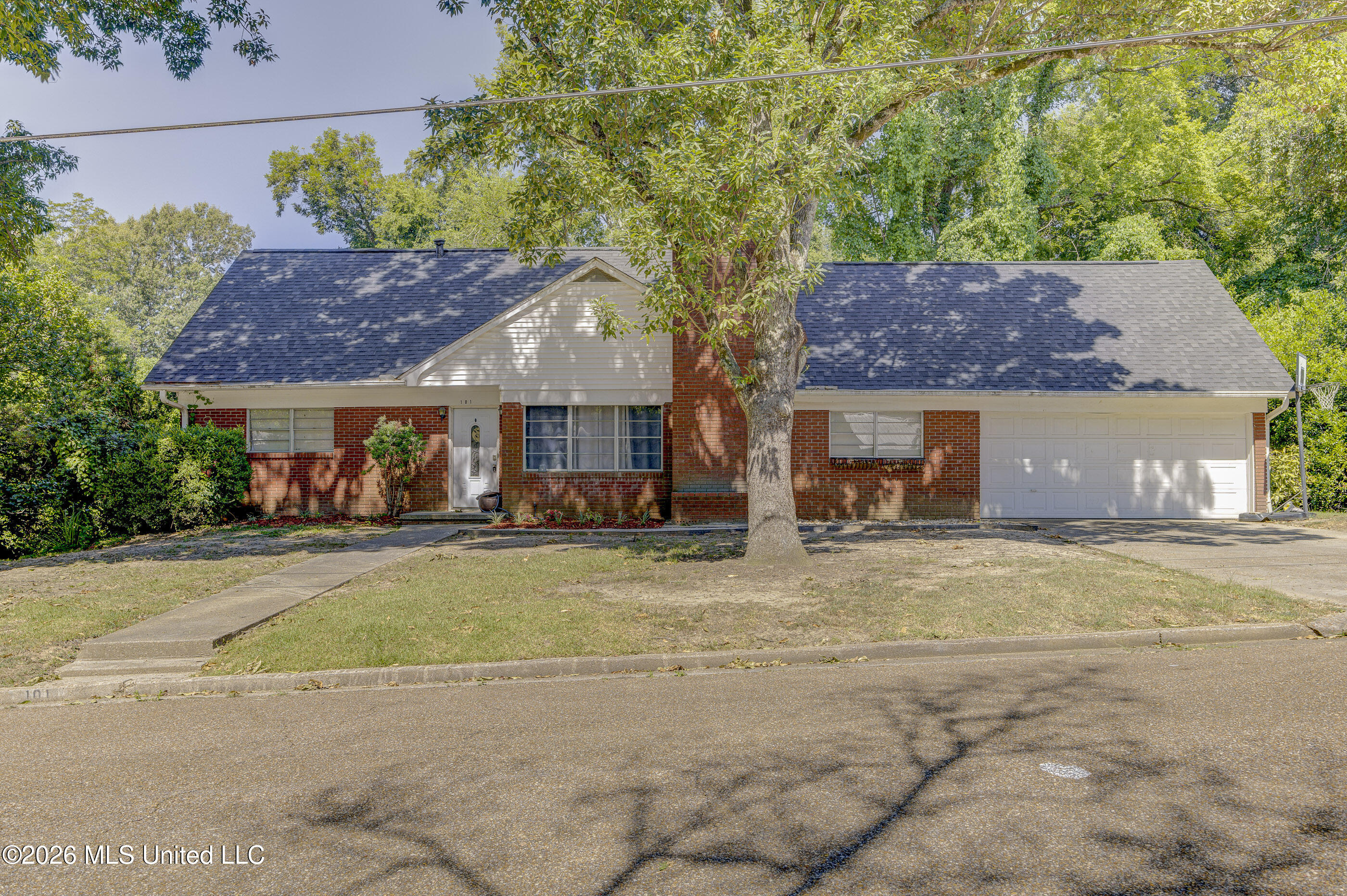 101 Colonial Drive Property Photo 1
