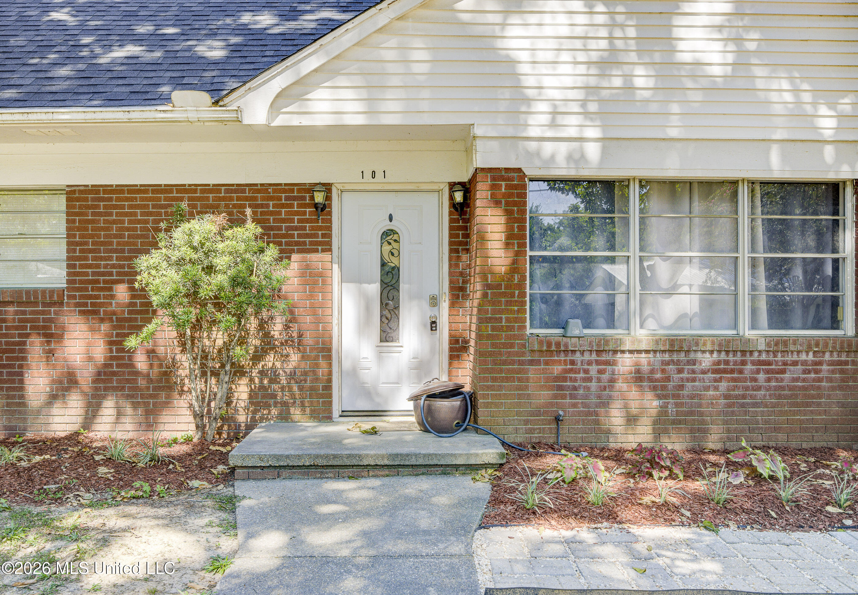 101 Colonial Drive Property Photo 2