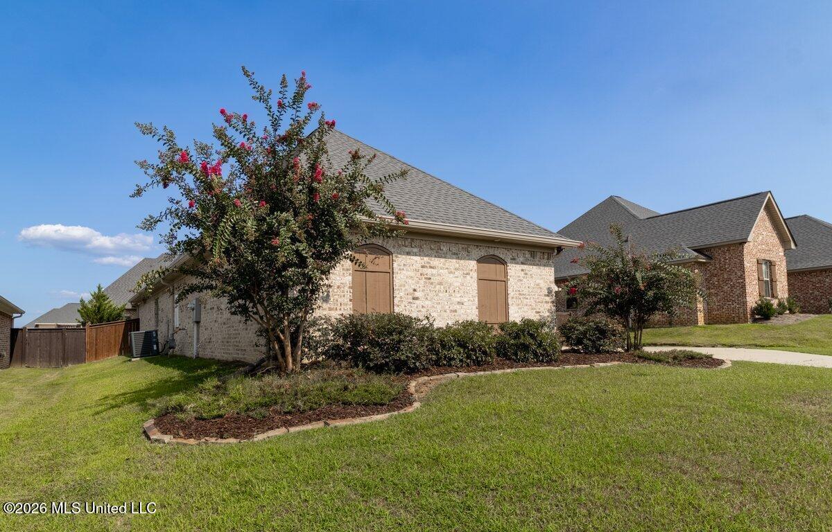 609 Gloucester Way Property Photo 3