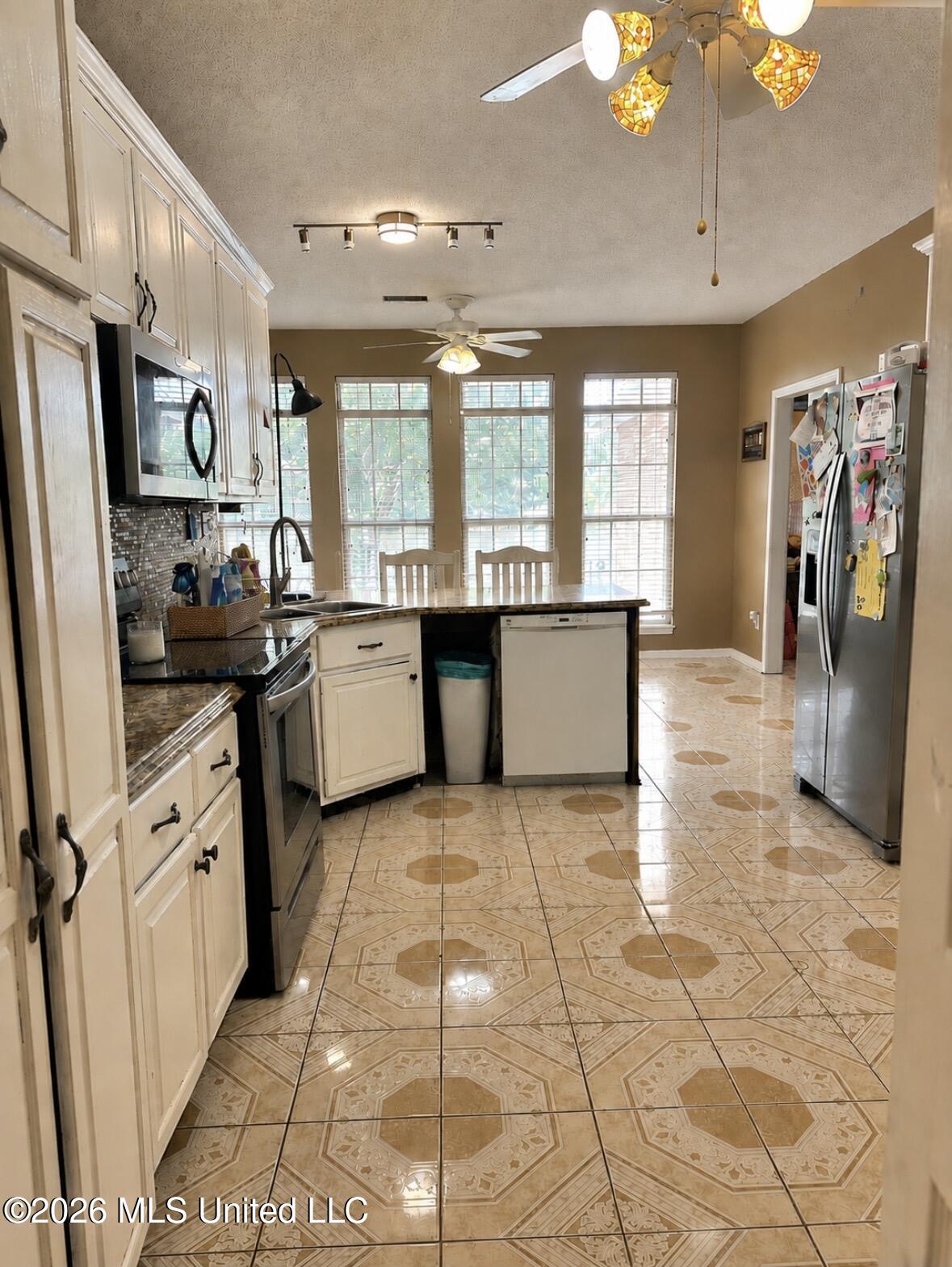 253 Windmere Drive Property Photo 7