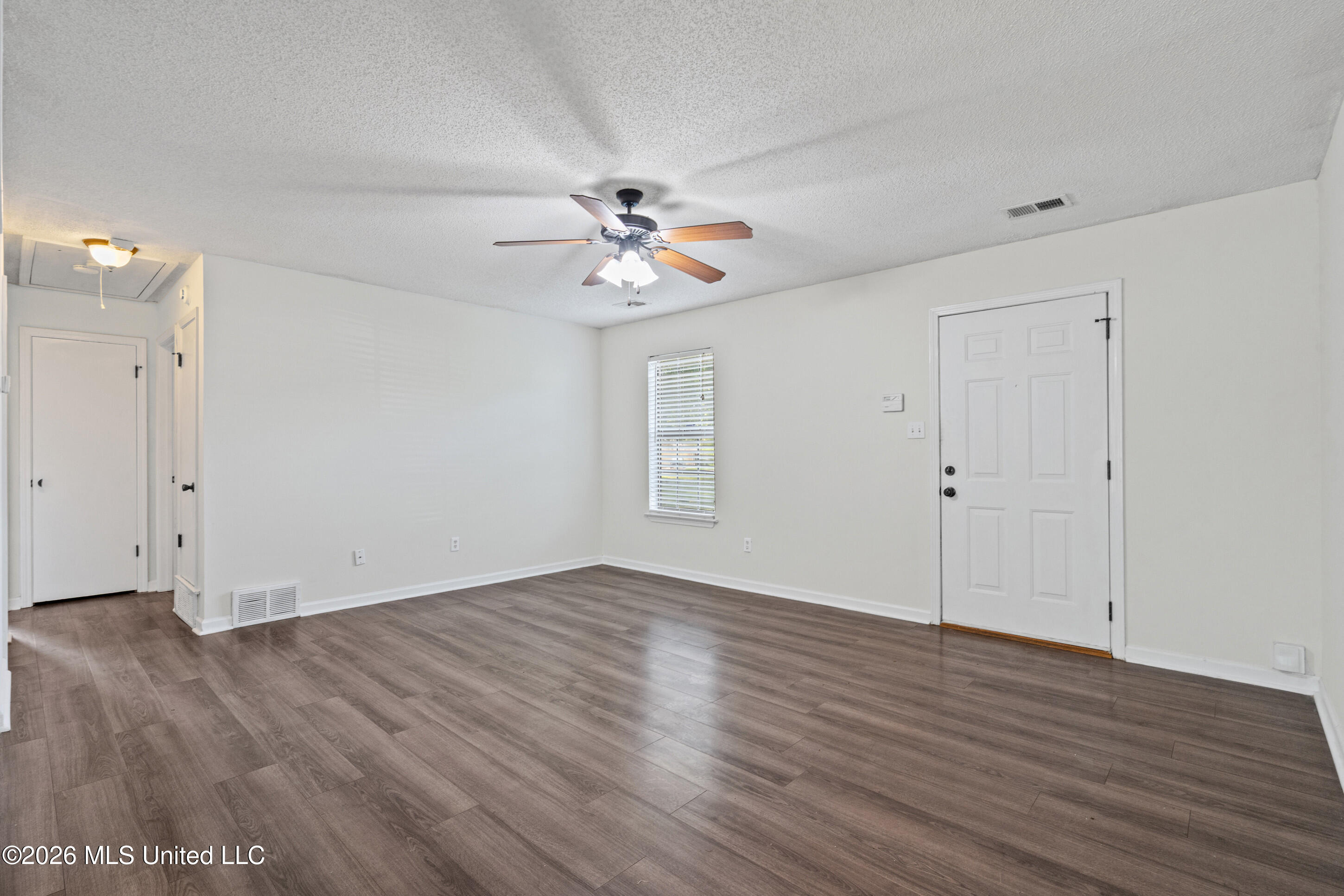 8206 Birch Cove Property Photo 4