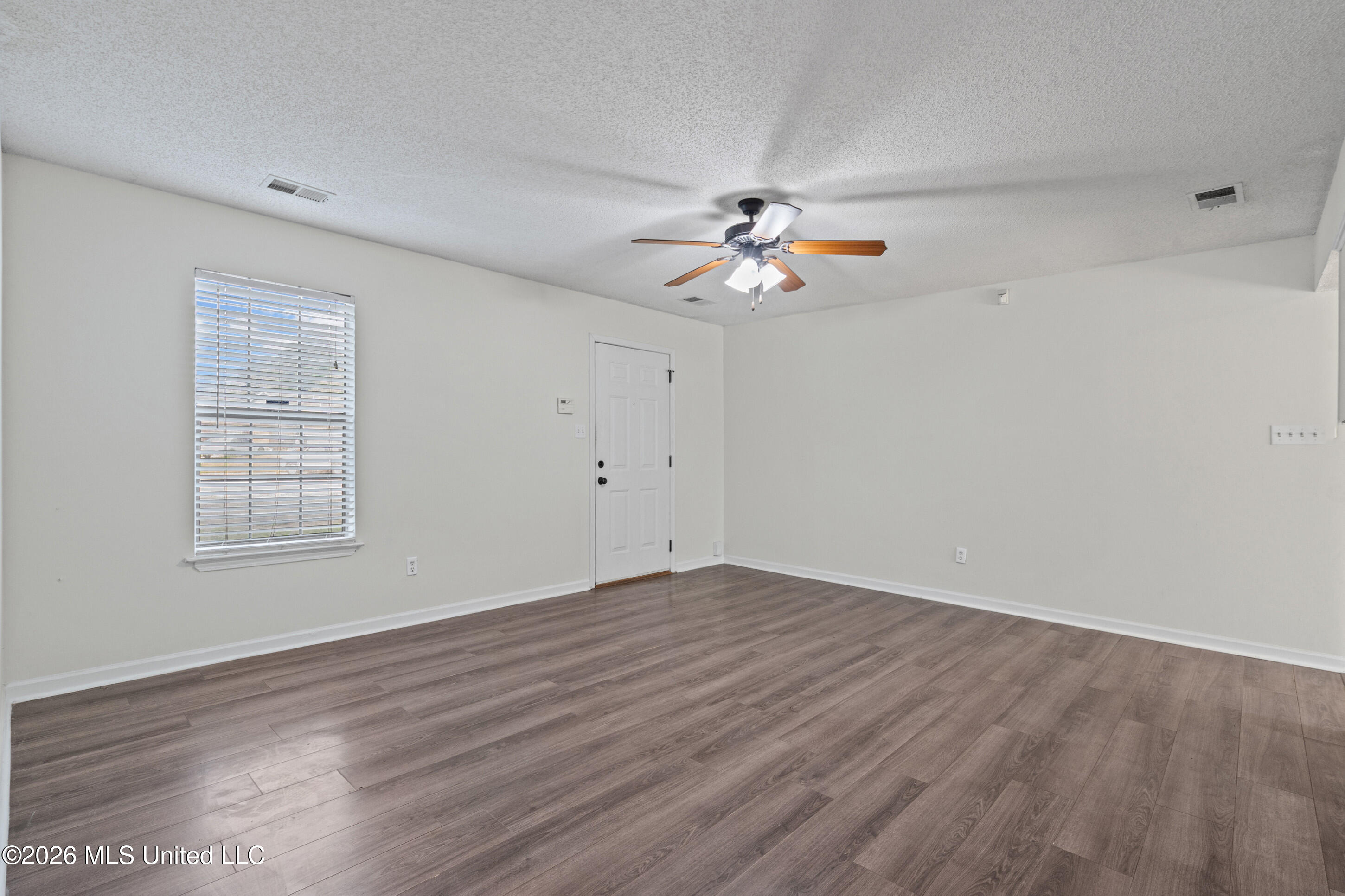 8206 Birch Cove Property Photo 5