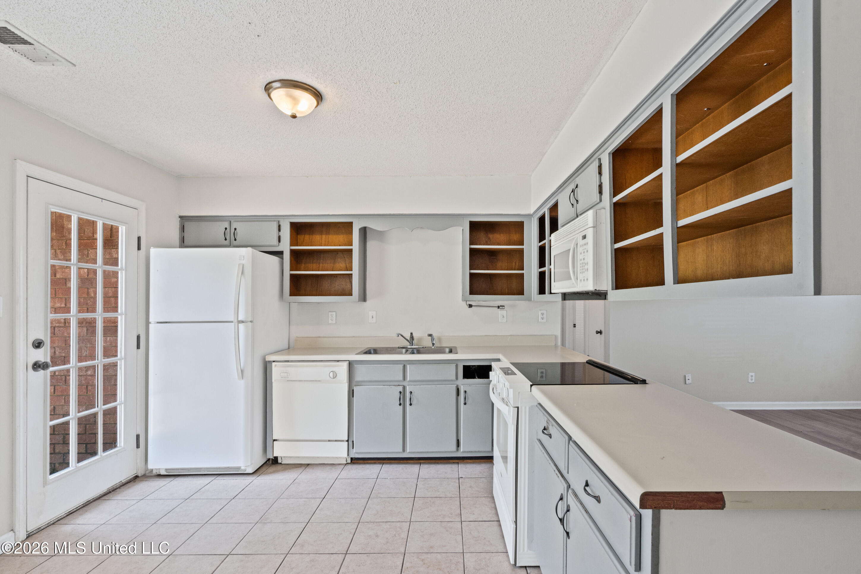 8206 Birch Cove Property Photo 8