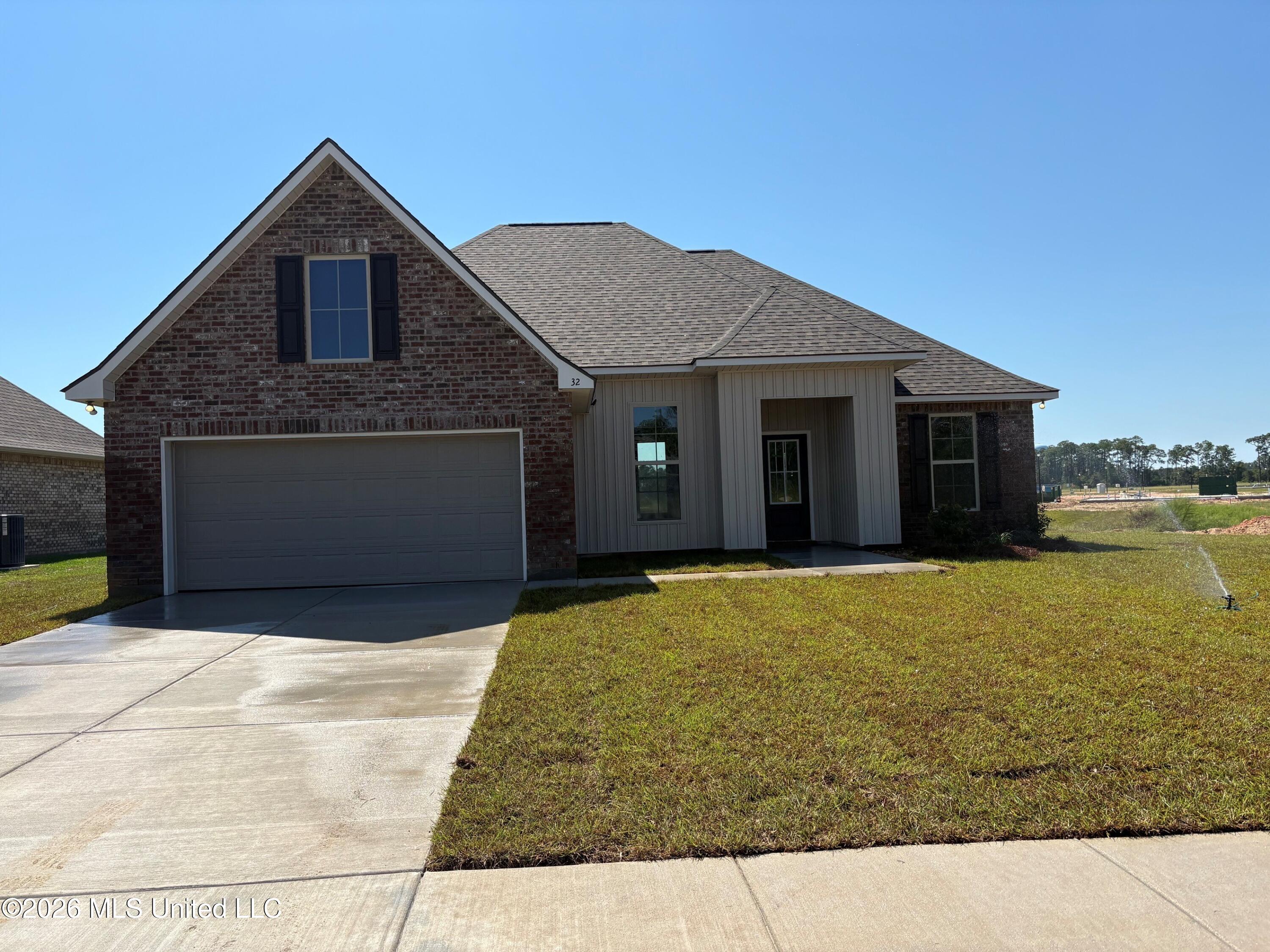 32 Red Oak Drive Property Photo 1