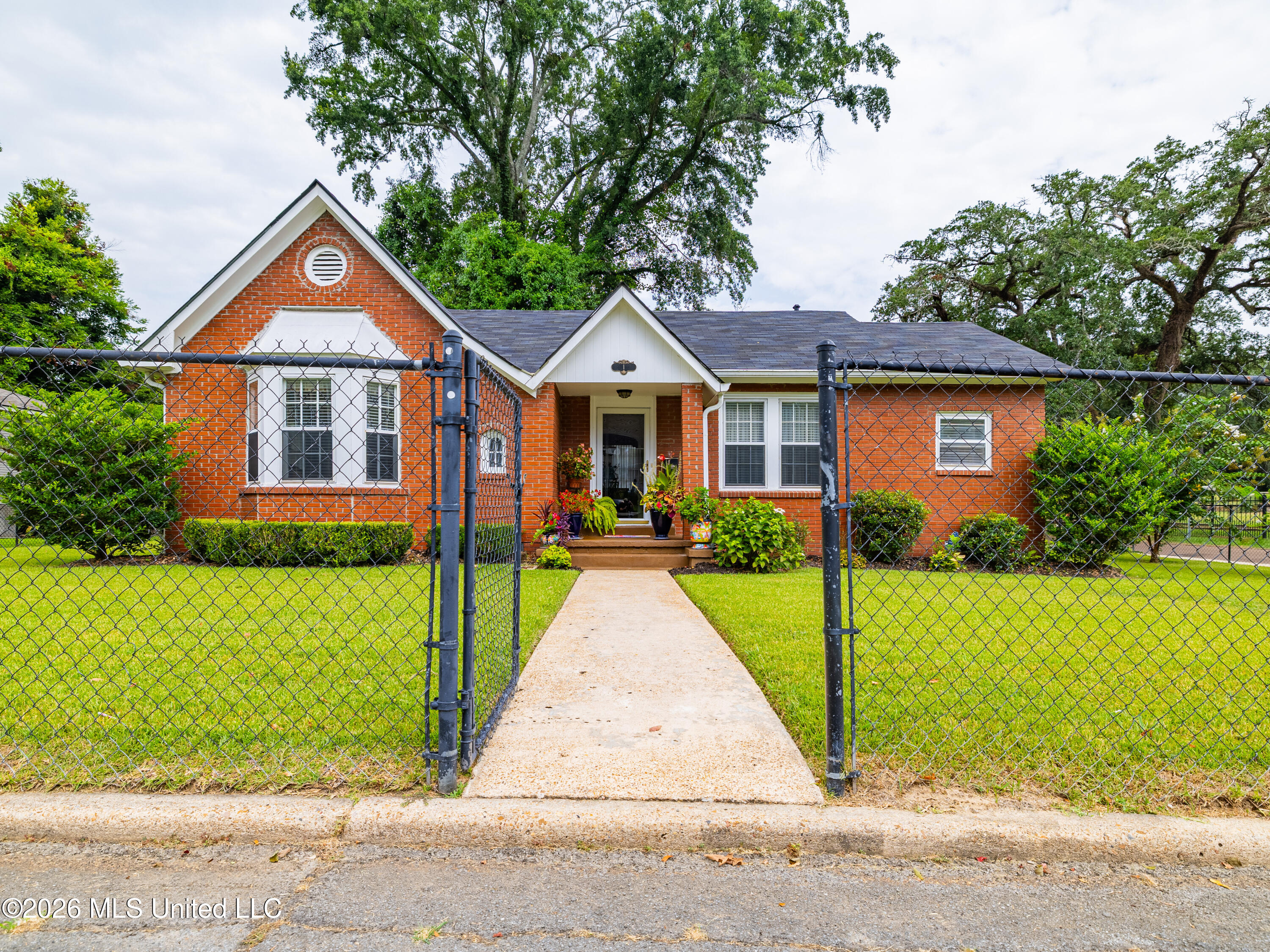1 Oak Court Property Photo 1