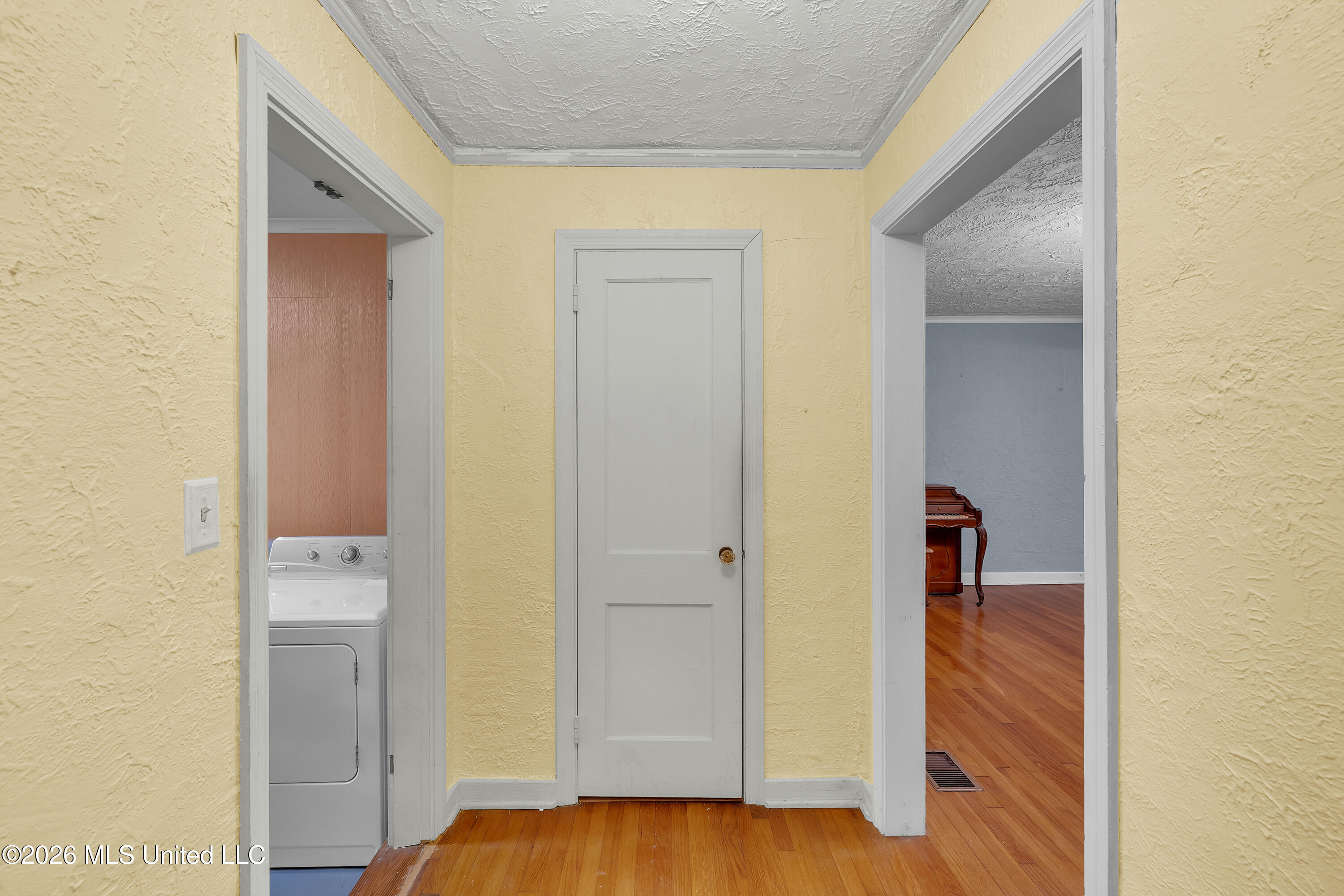 314 Colonial Circle Property Photo 5