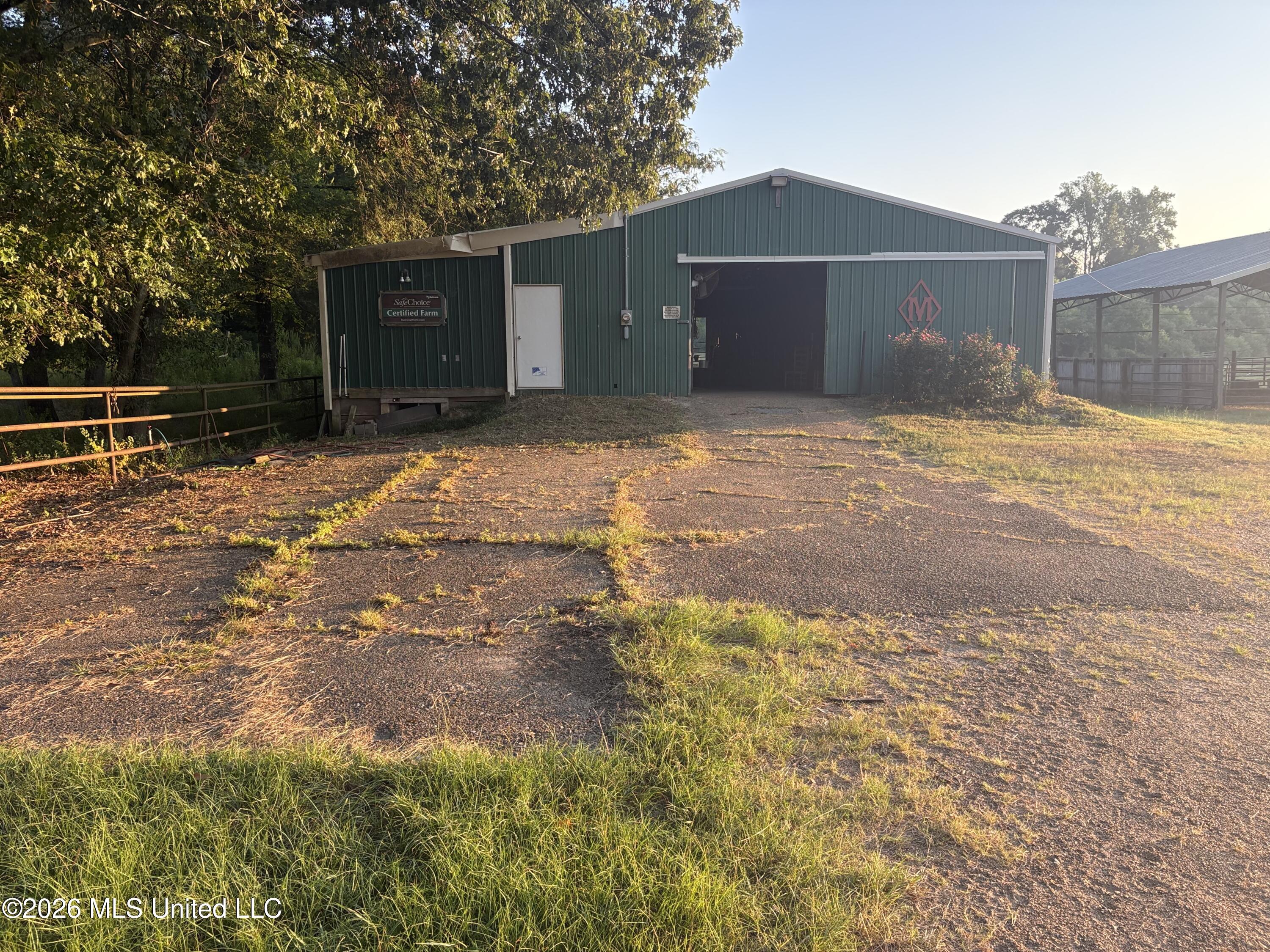 253 W Petros Road Property Photo 4