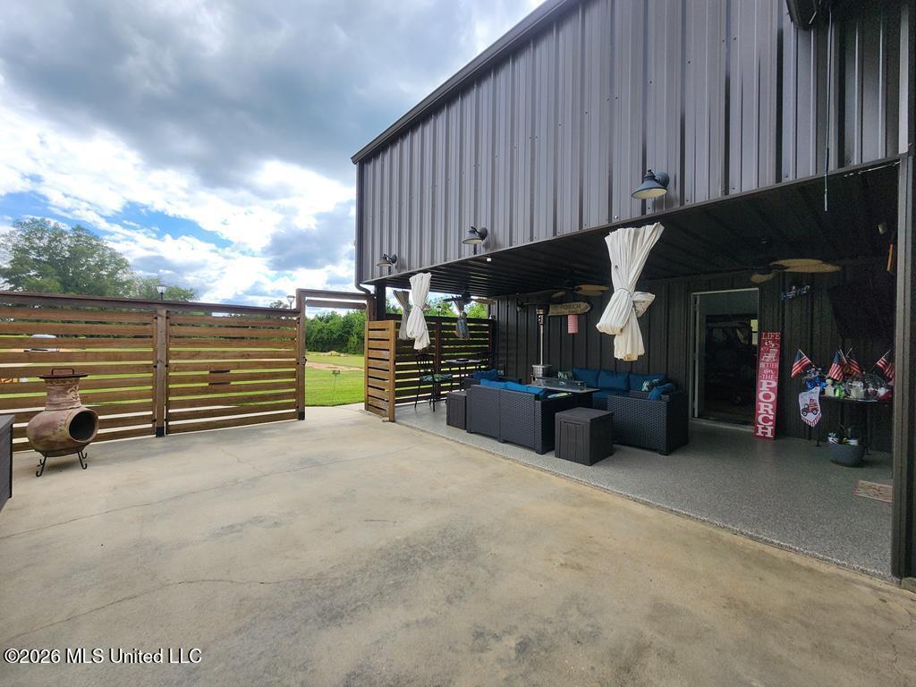 121 Molly Road Property Photo 4