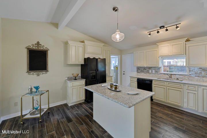 320 Lakeview Boulevard Property Photo 4