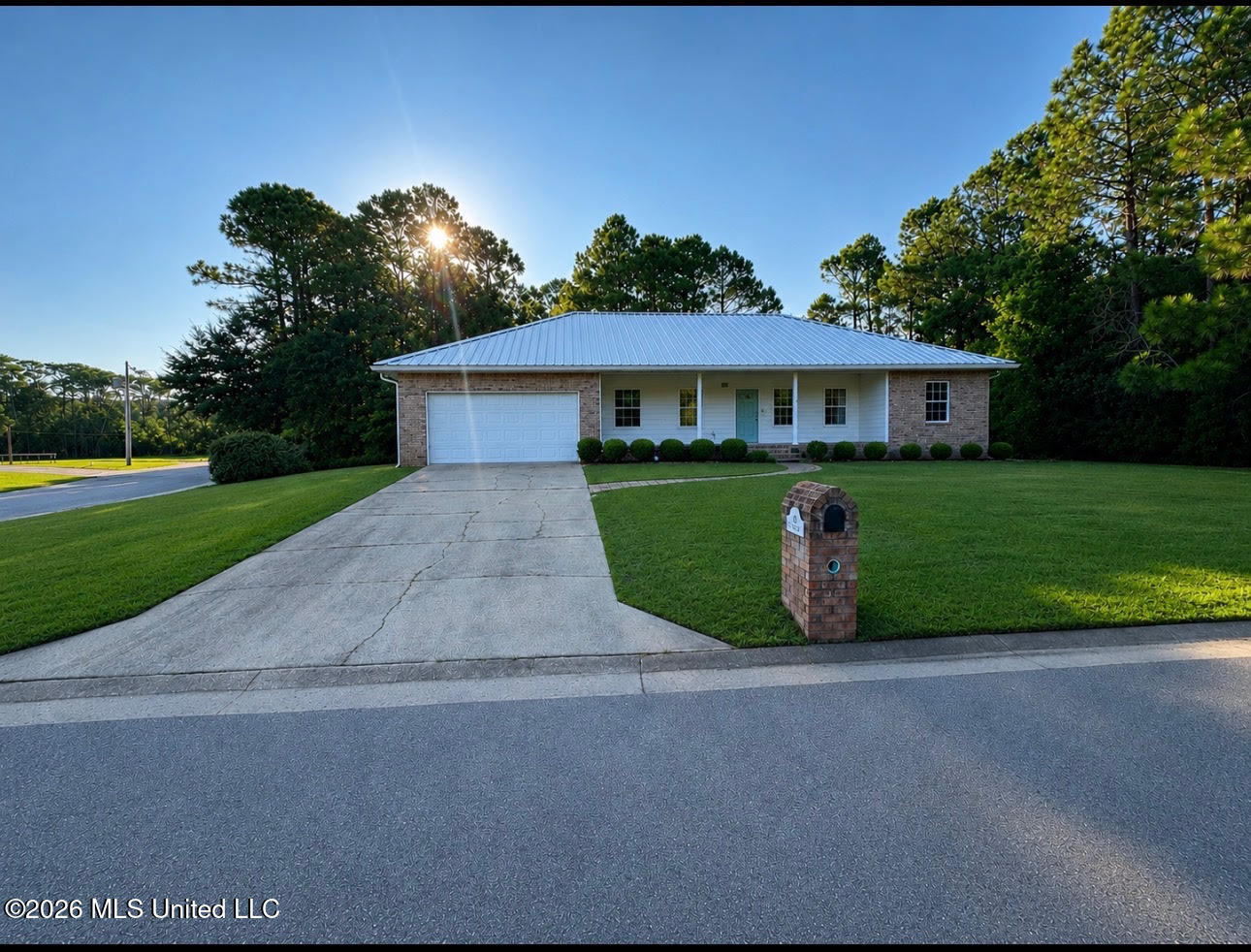 560 Royal Oak Drive Property Photo 1