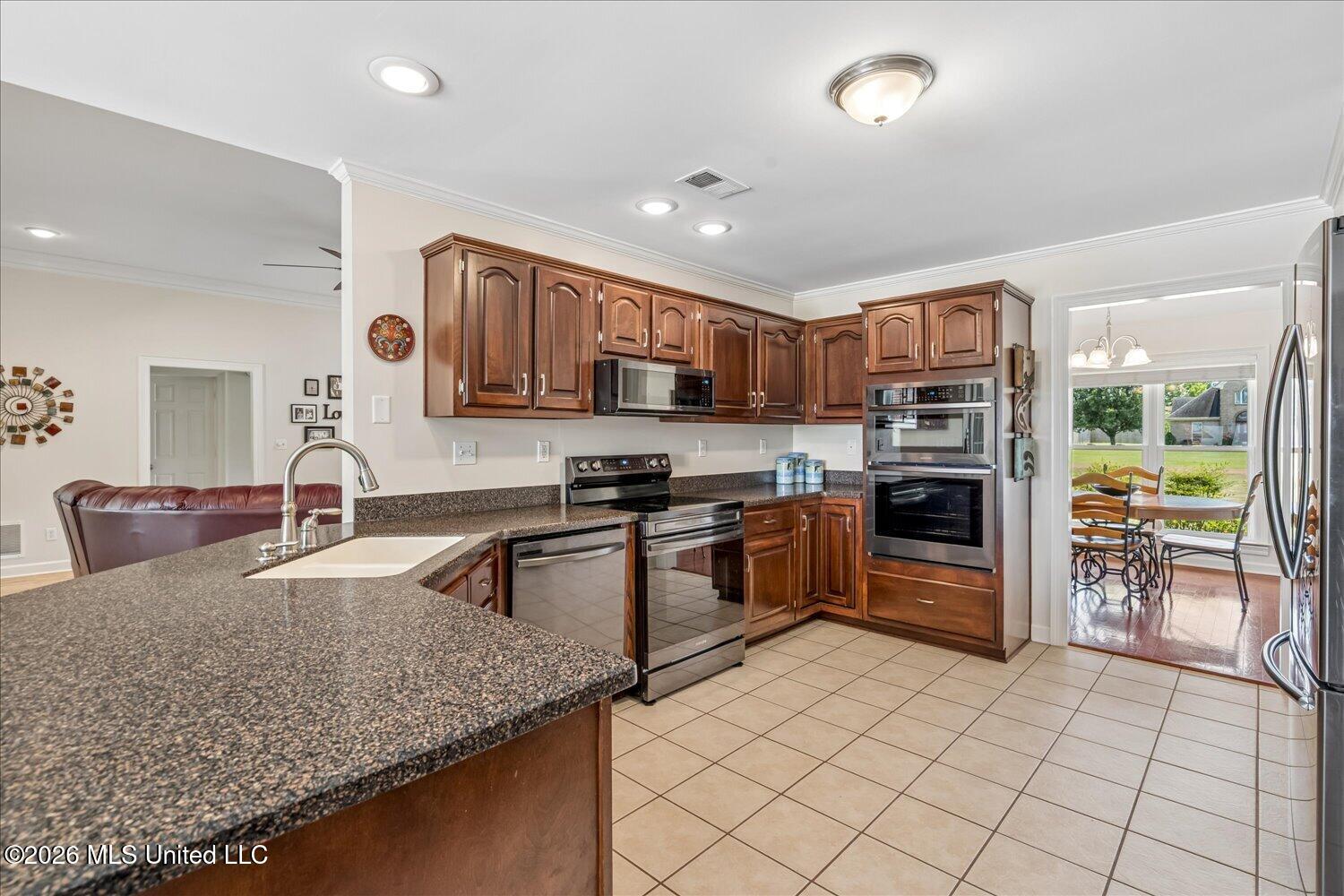 2950 Dickens Place Drive Property Photo 8