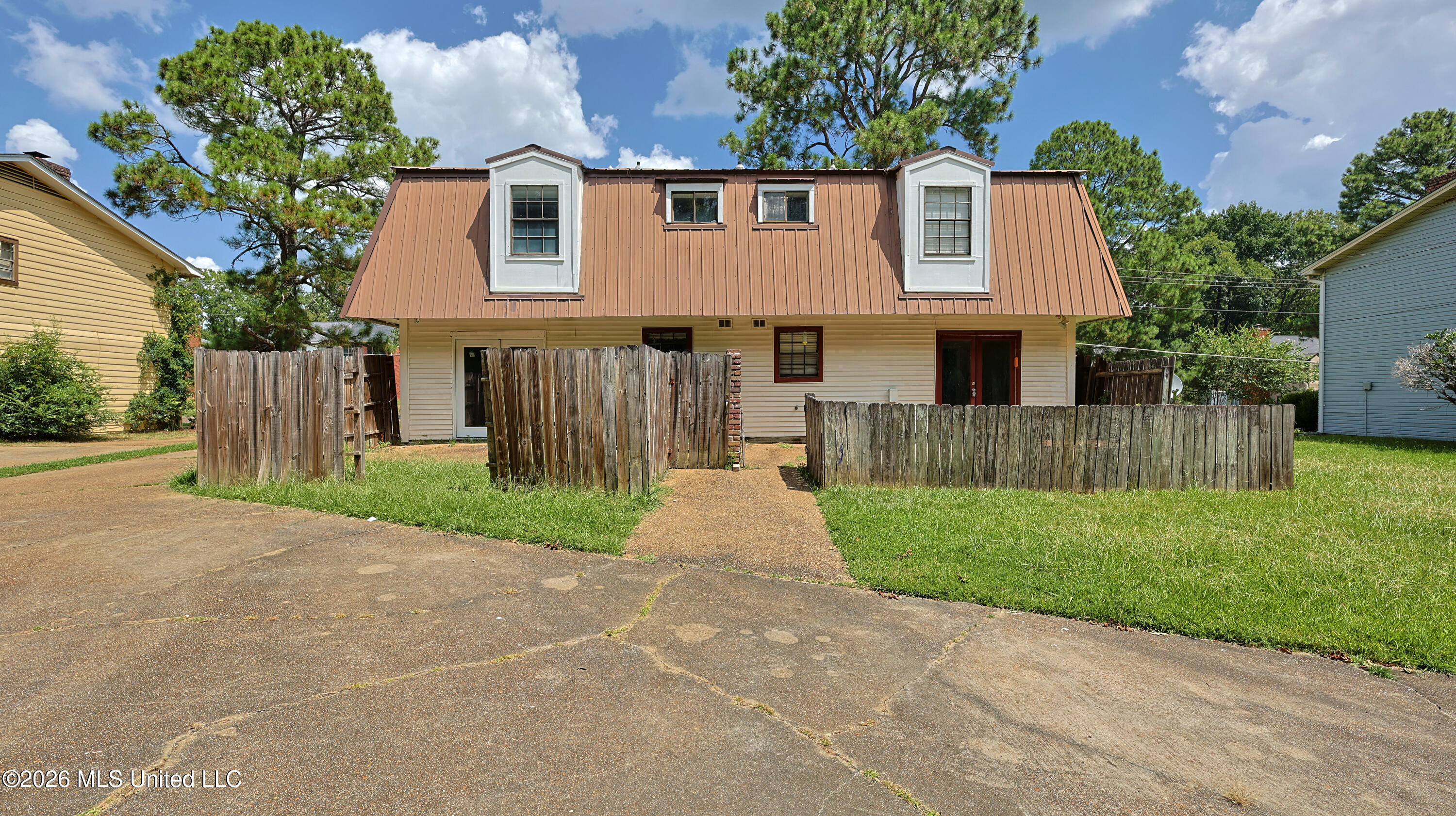 1121 Woodfield Drive Property Photo 2