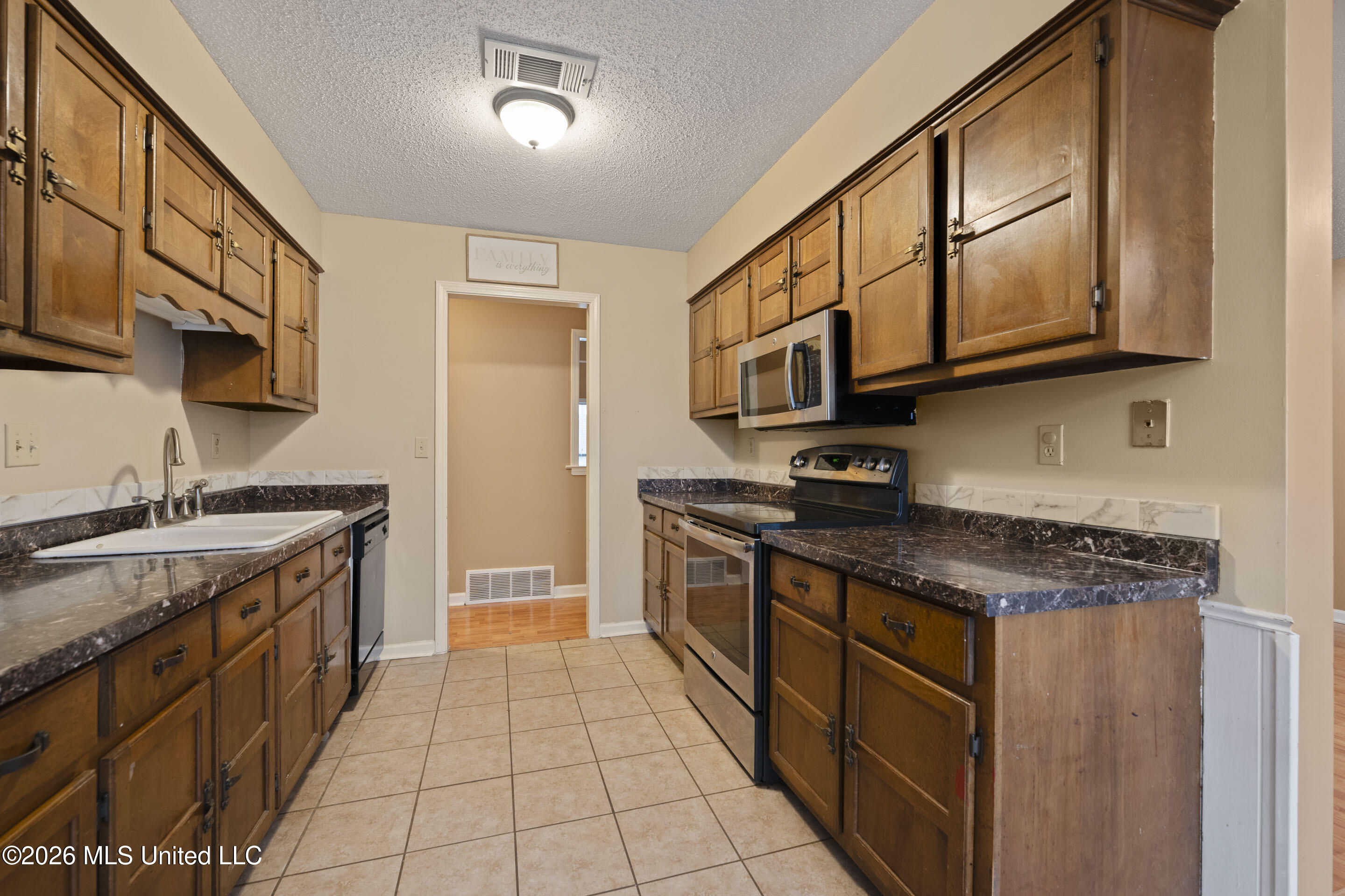 7188 Skidmore Cove Property Photo 12
