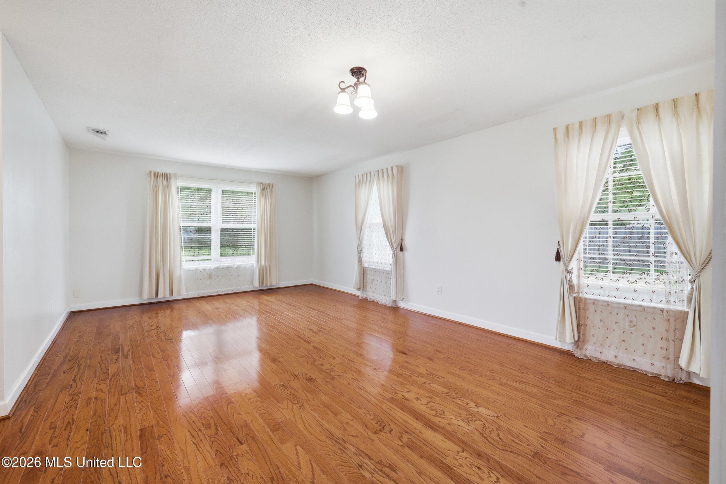 4000 Hillandale Drive Property Photo 16
