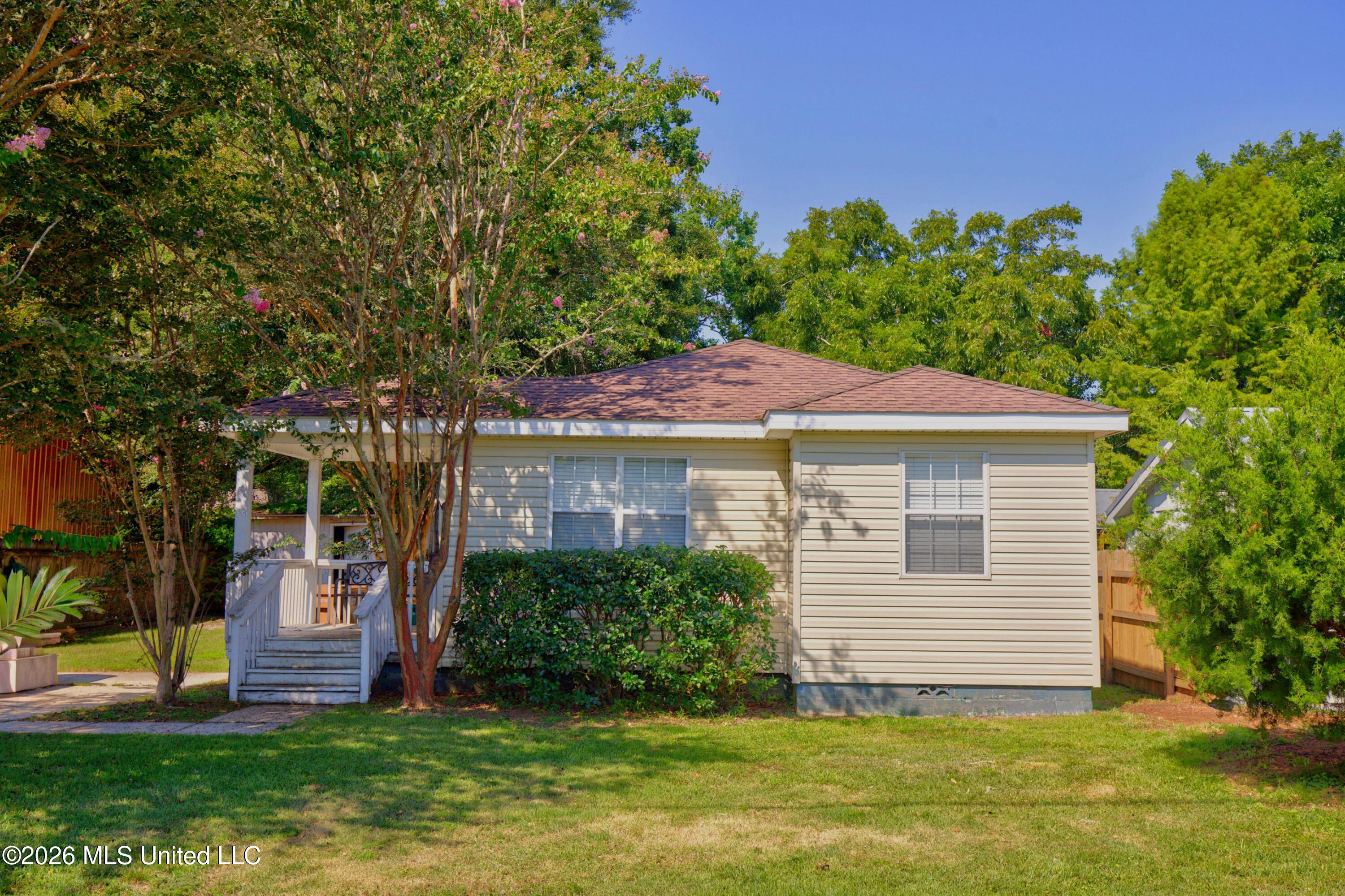 106 Thompson Property Photo 1