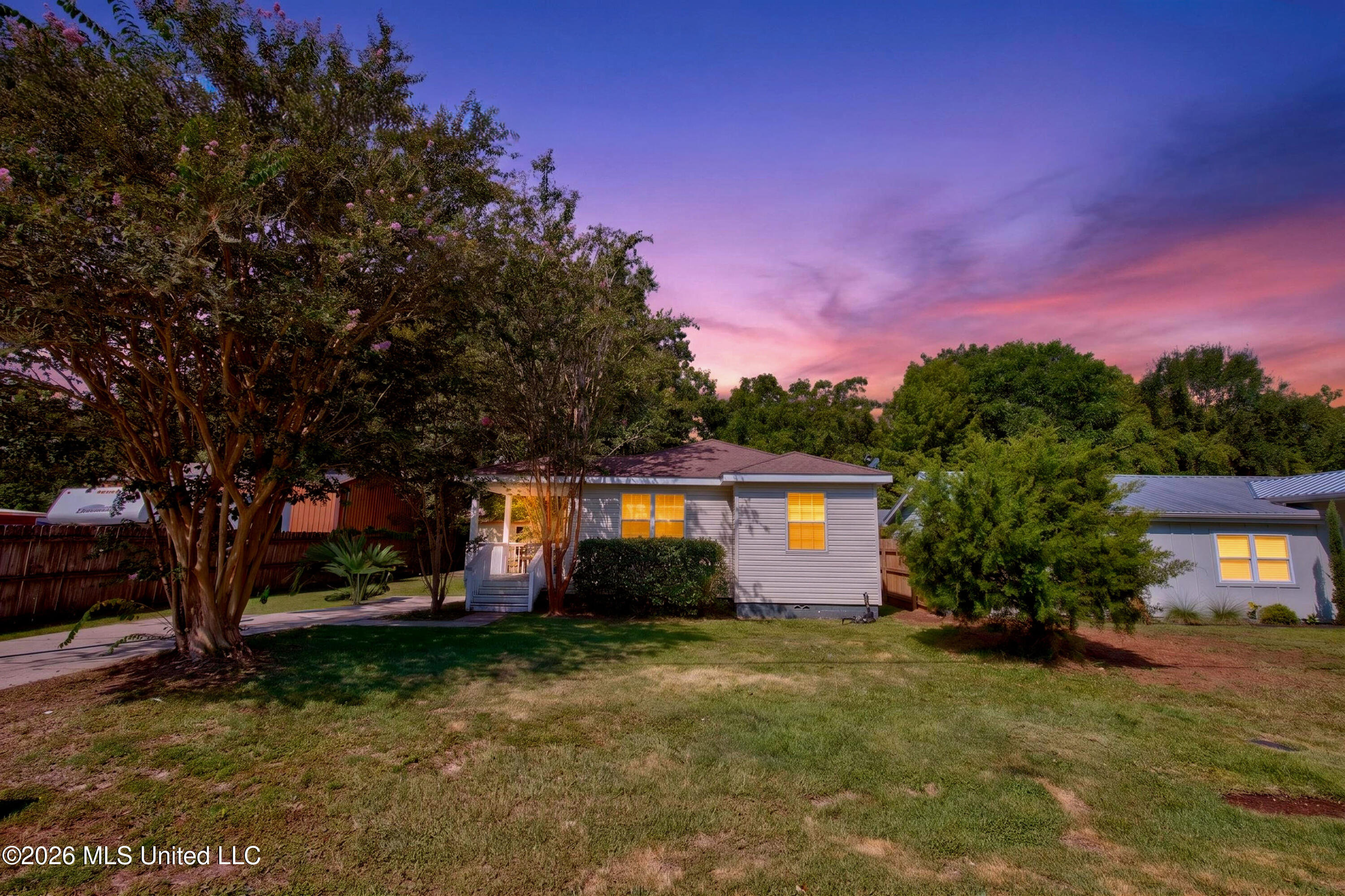 106 Thompson Property Photo 13