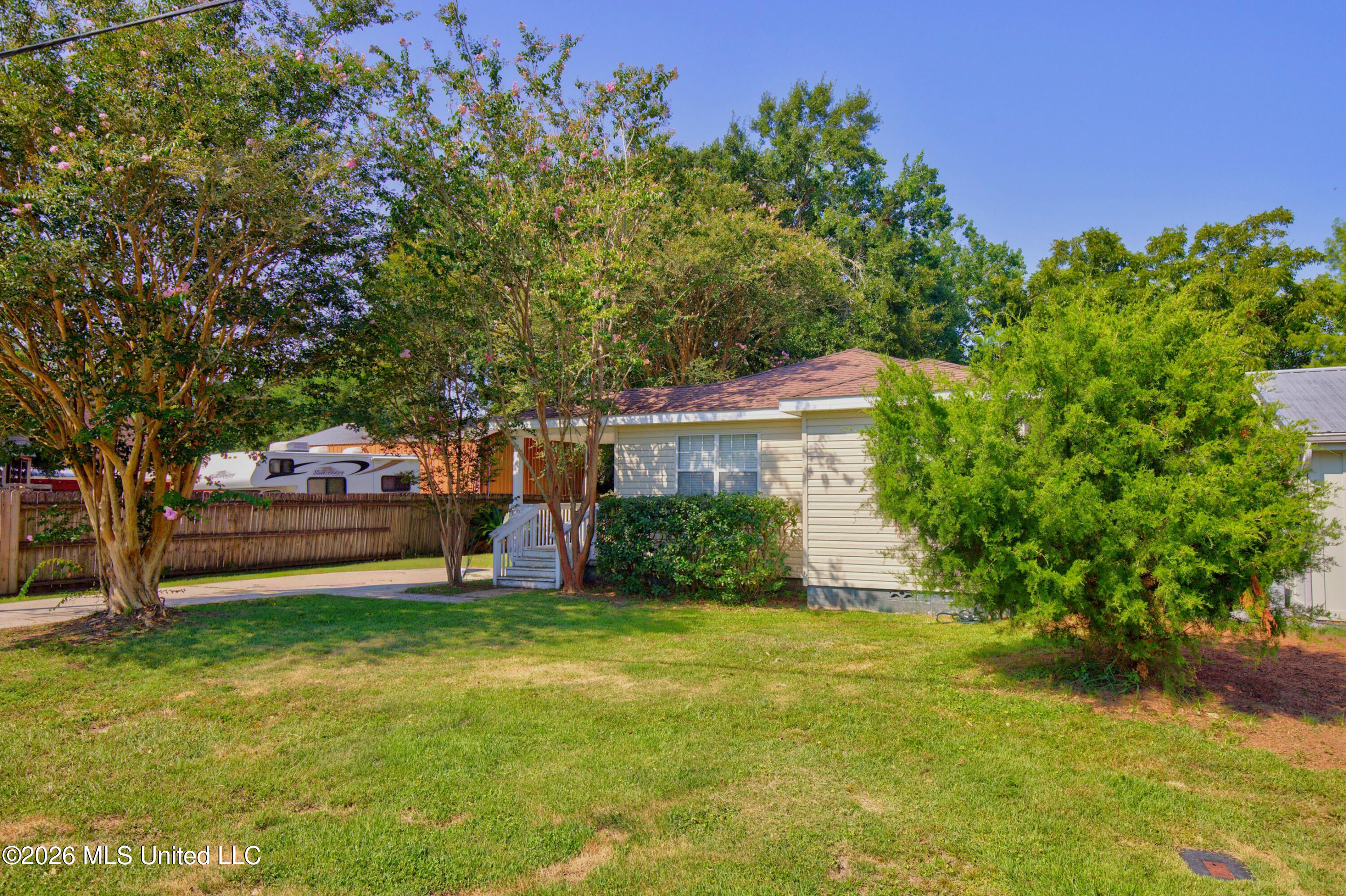 106 Thompson Property Photo 14