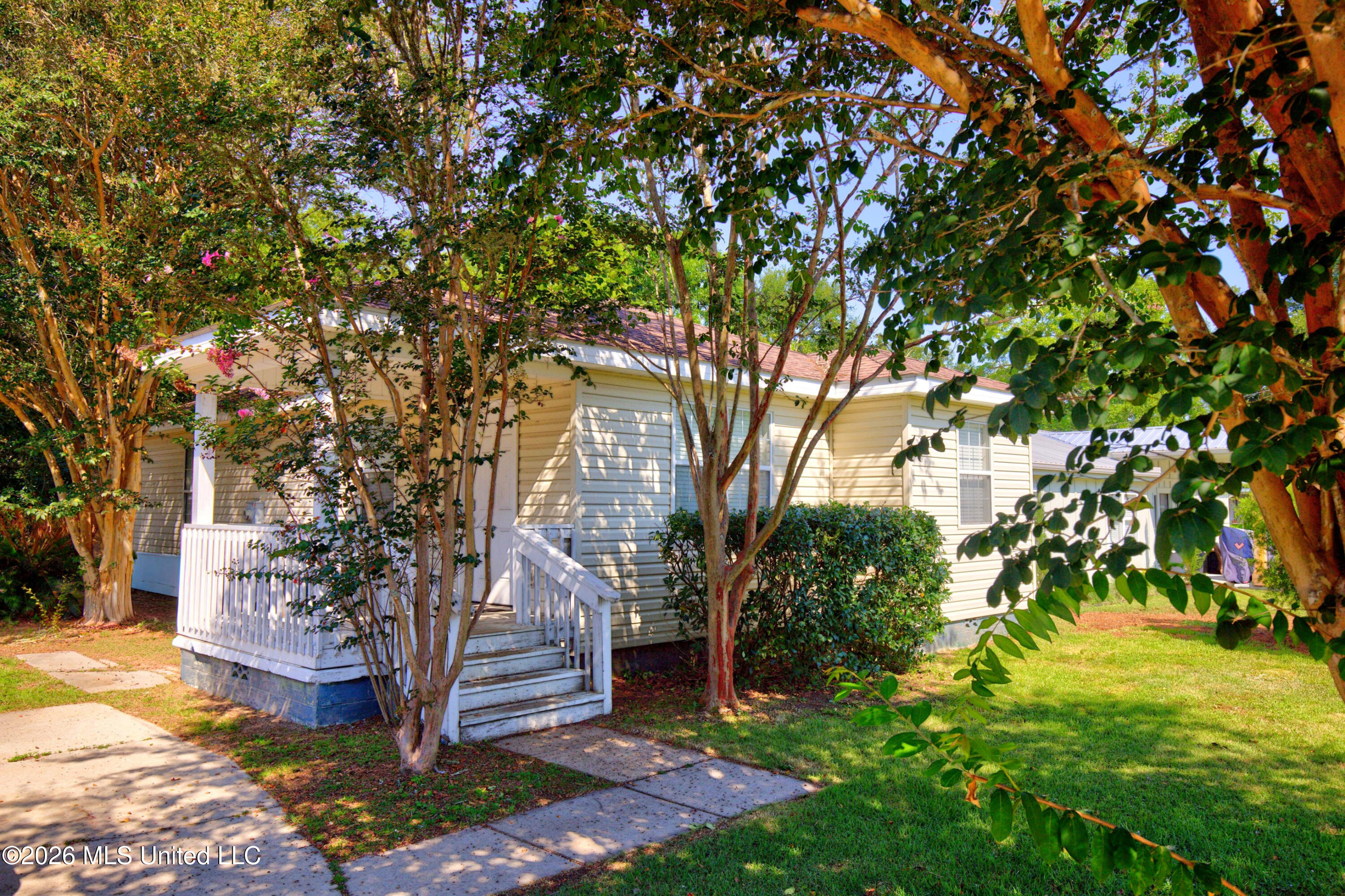 106 Thompson Property Photo 15