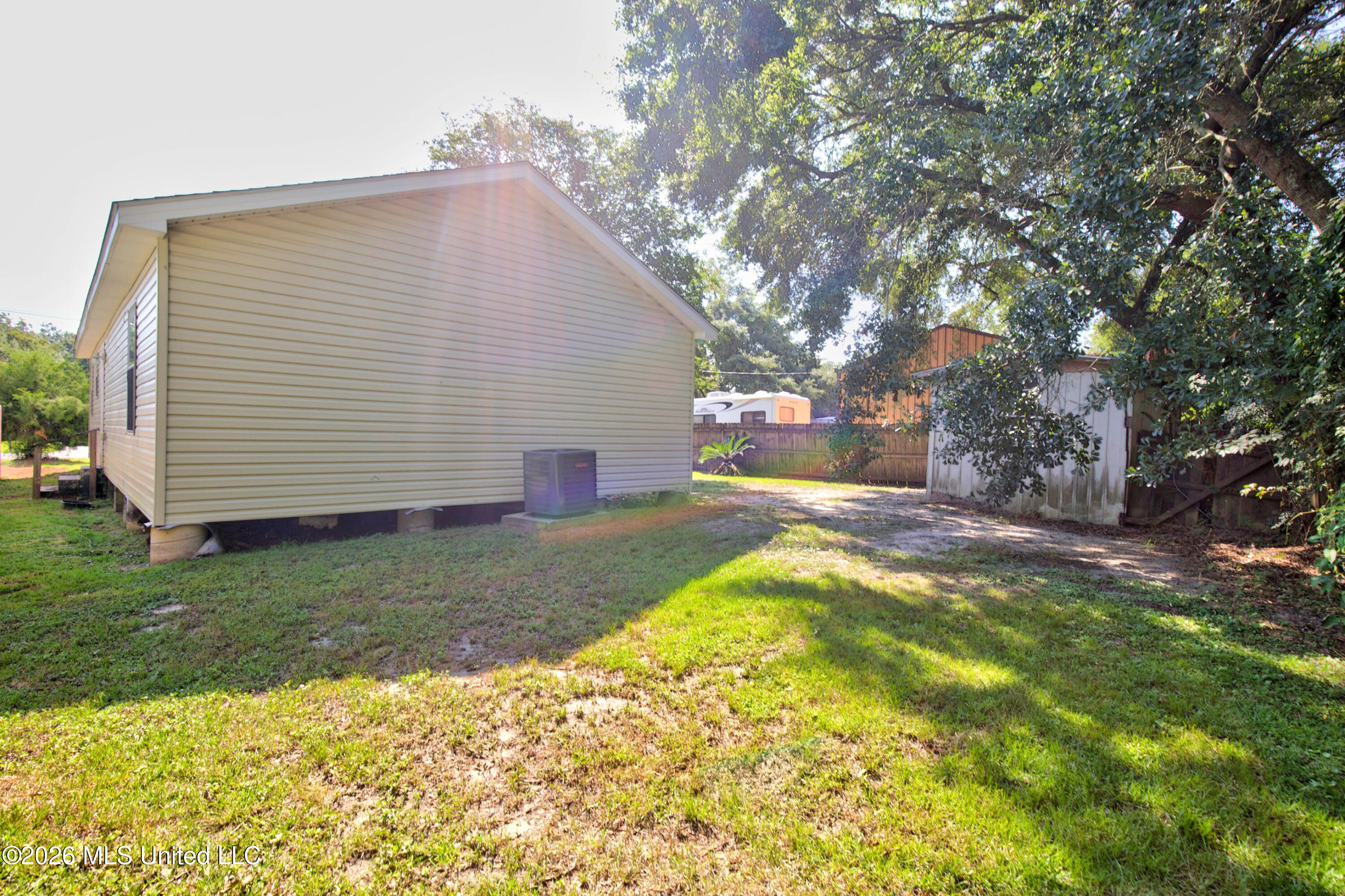 106 Thompson Property Photo 16