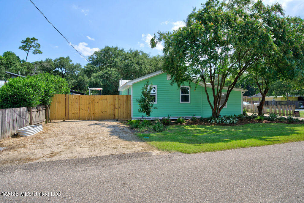 928 Longo Street Property Photo 4