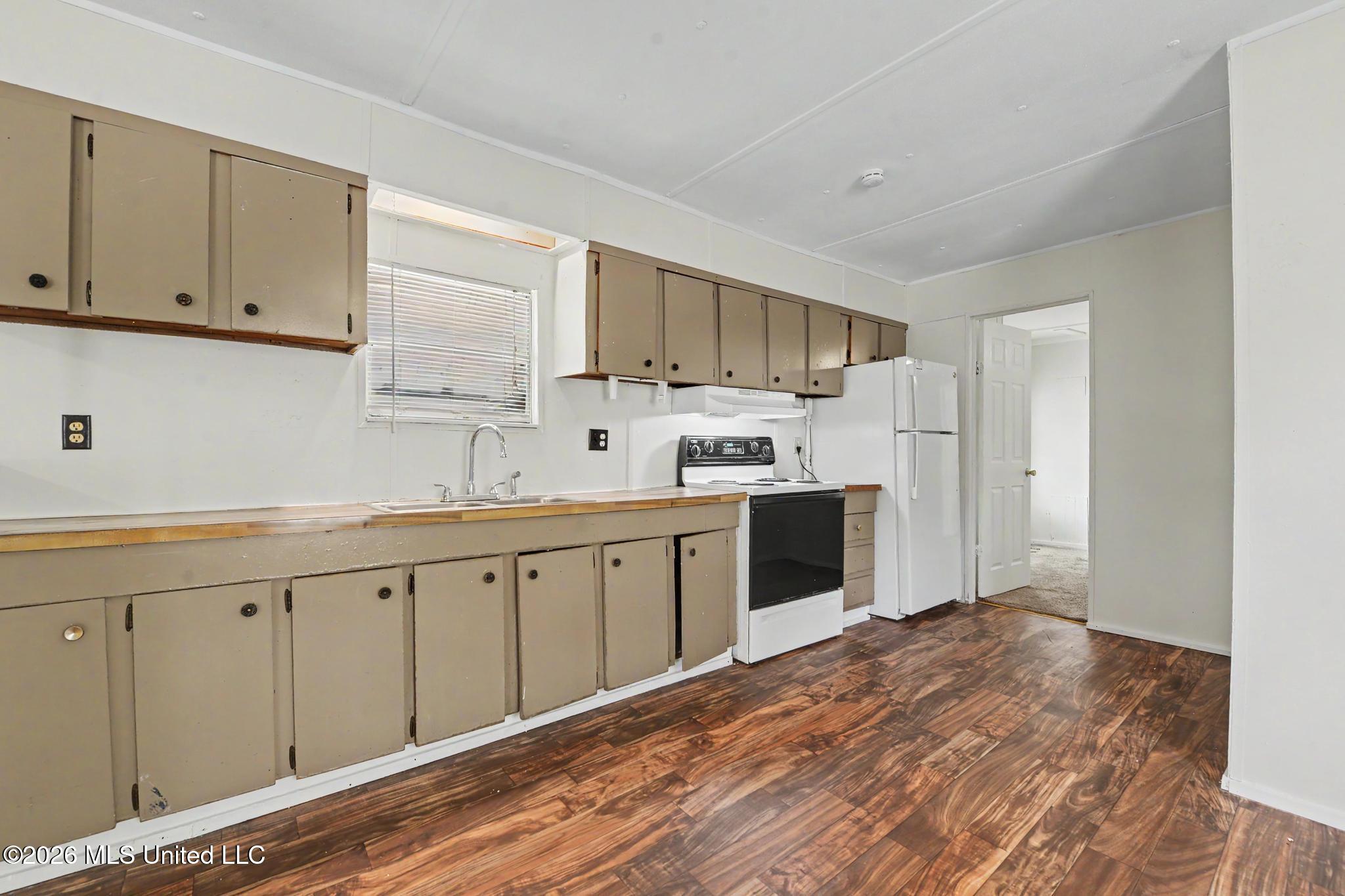 11213 Dobson Road Property Photo 5