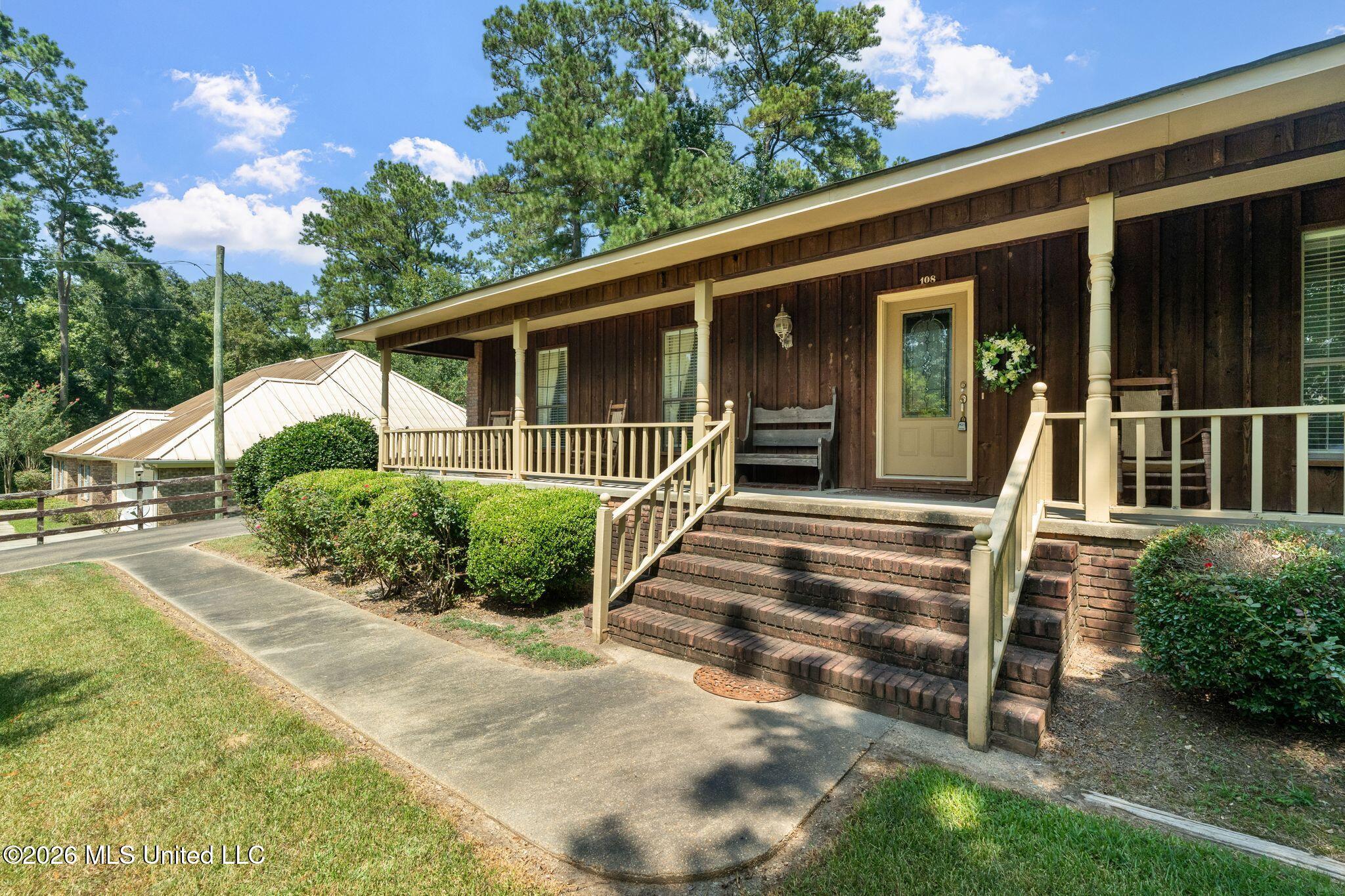 108 Pinecrest Street Property Photo 2