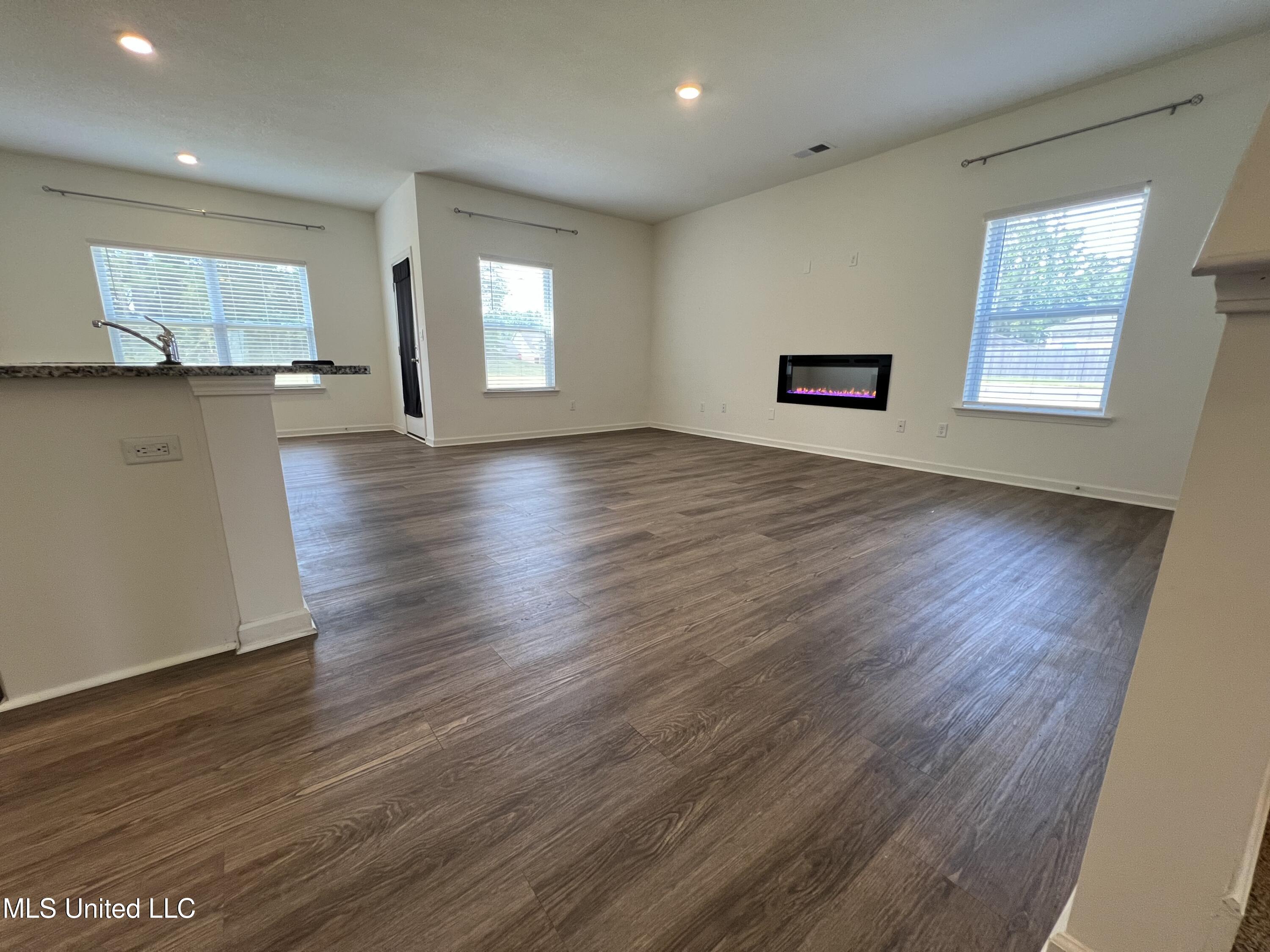 2427 Hyacinth Lane Property Photo 3