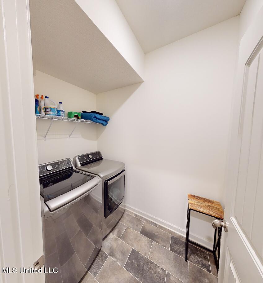 2427 Hyacinth Lane Property Photo 8
