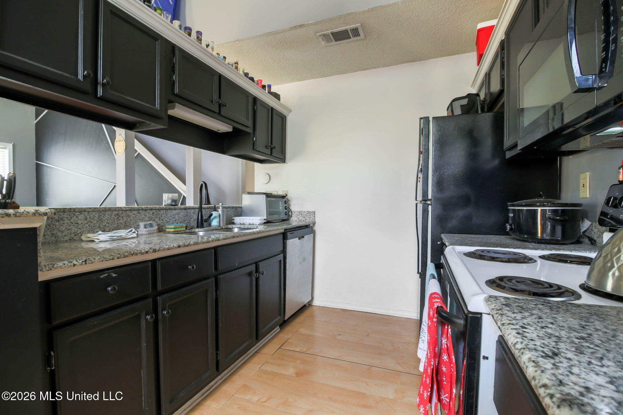 13485 Windridge Drive Property Photo 8