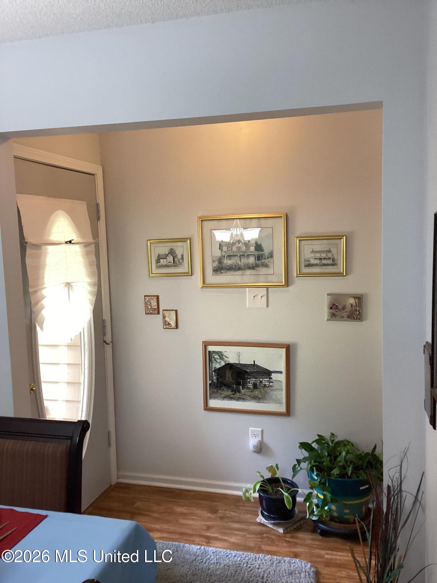 6850 Hickory Crest Drive Property Photo 6