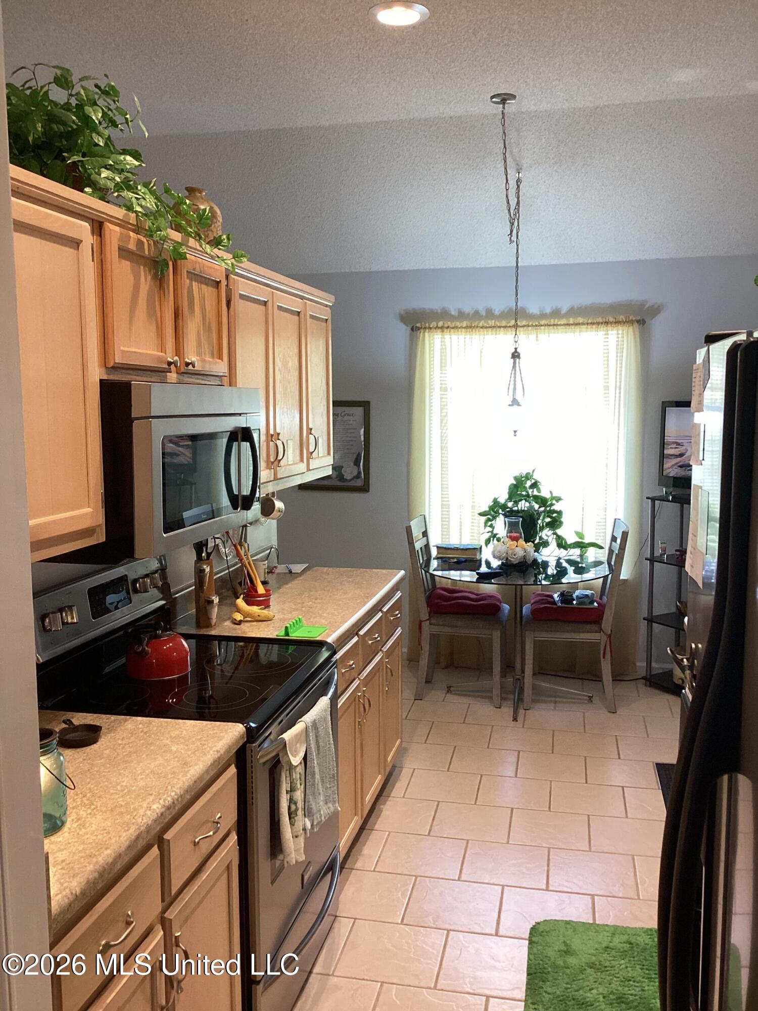 6850 Hickory Crest Drive Property Photo 8