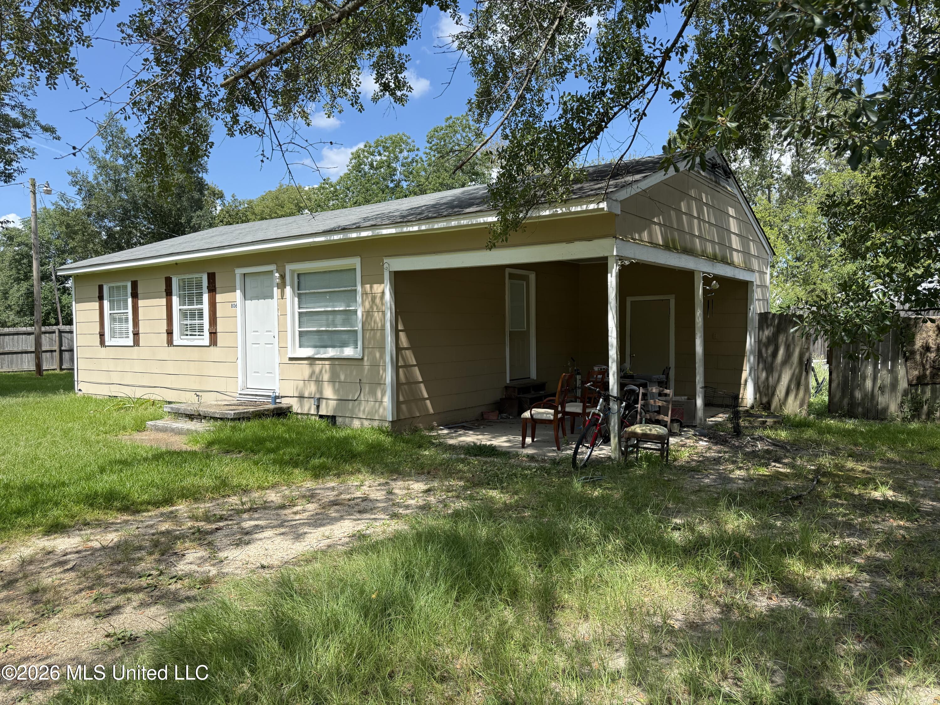 806 Charles Street Property Photo 2