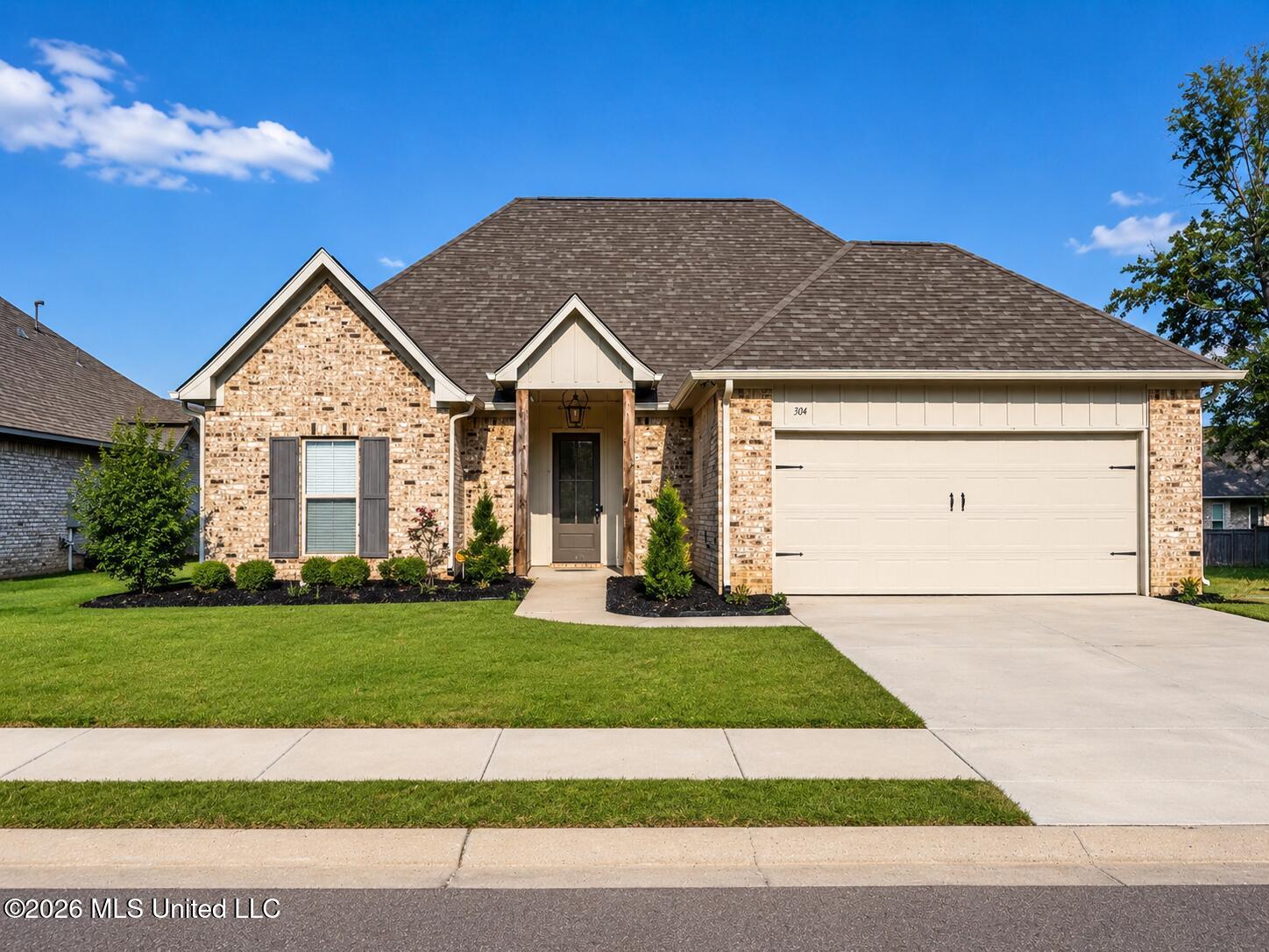 304 Buttonwood Lane Property Photo 1