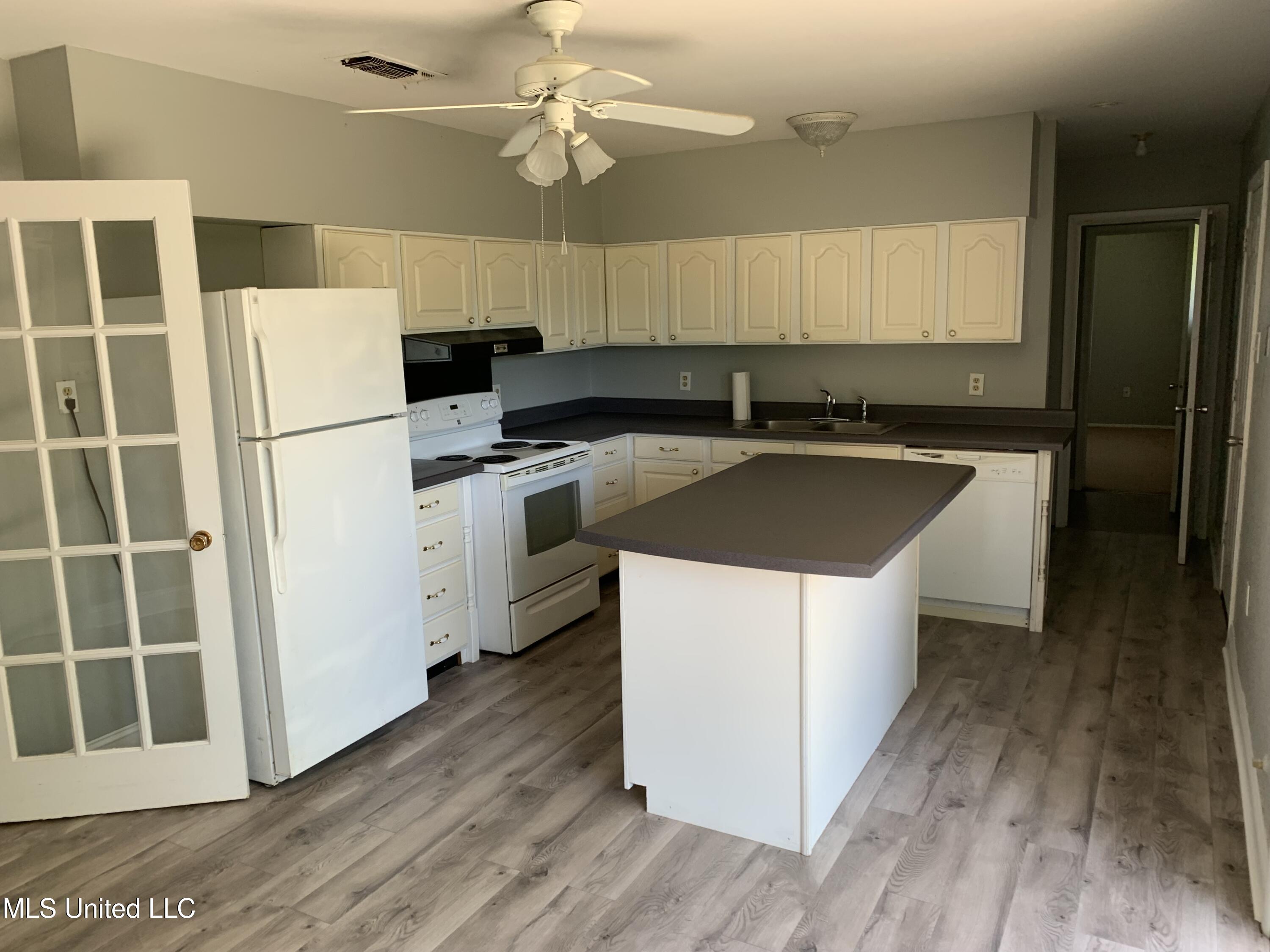 2504 Middlecoff Drive Property Photo 4