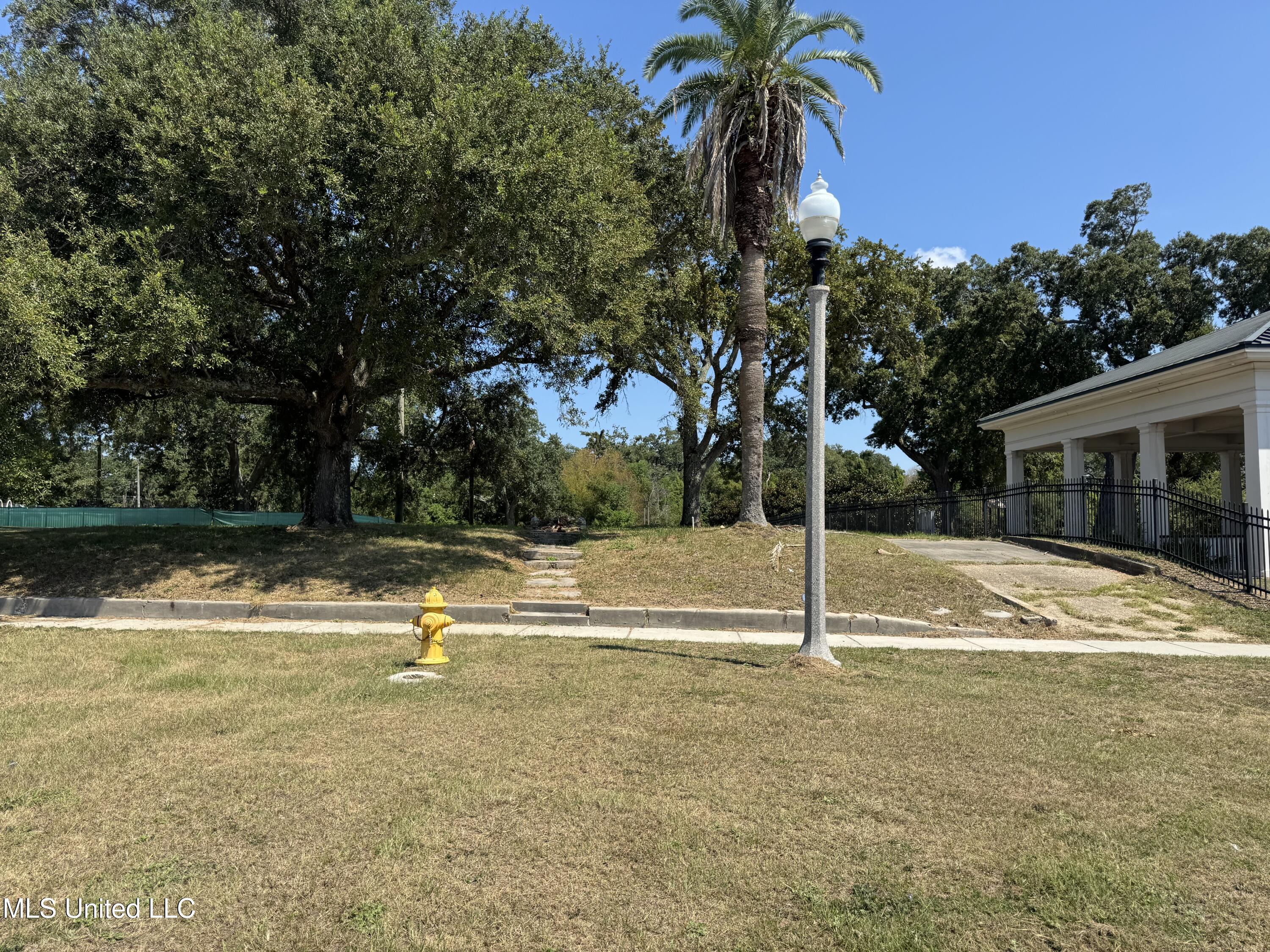 1086 Beach Boulevard Property Photo 3