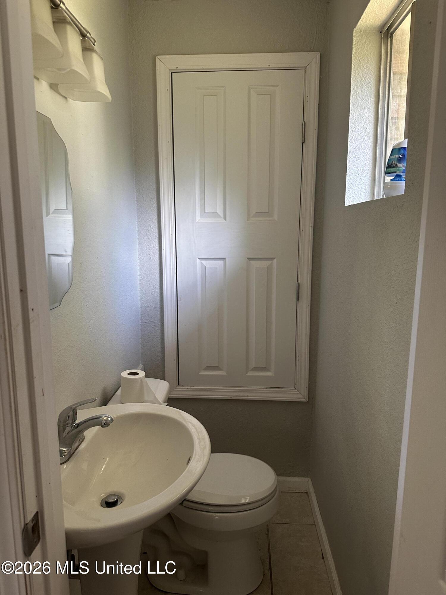 13637 Highway 613 Property Photo 8
