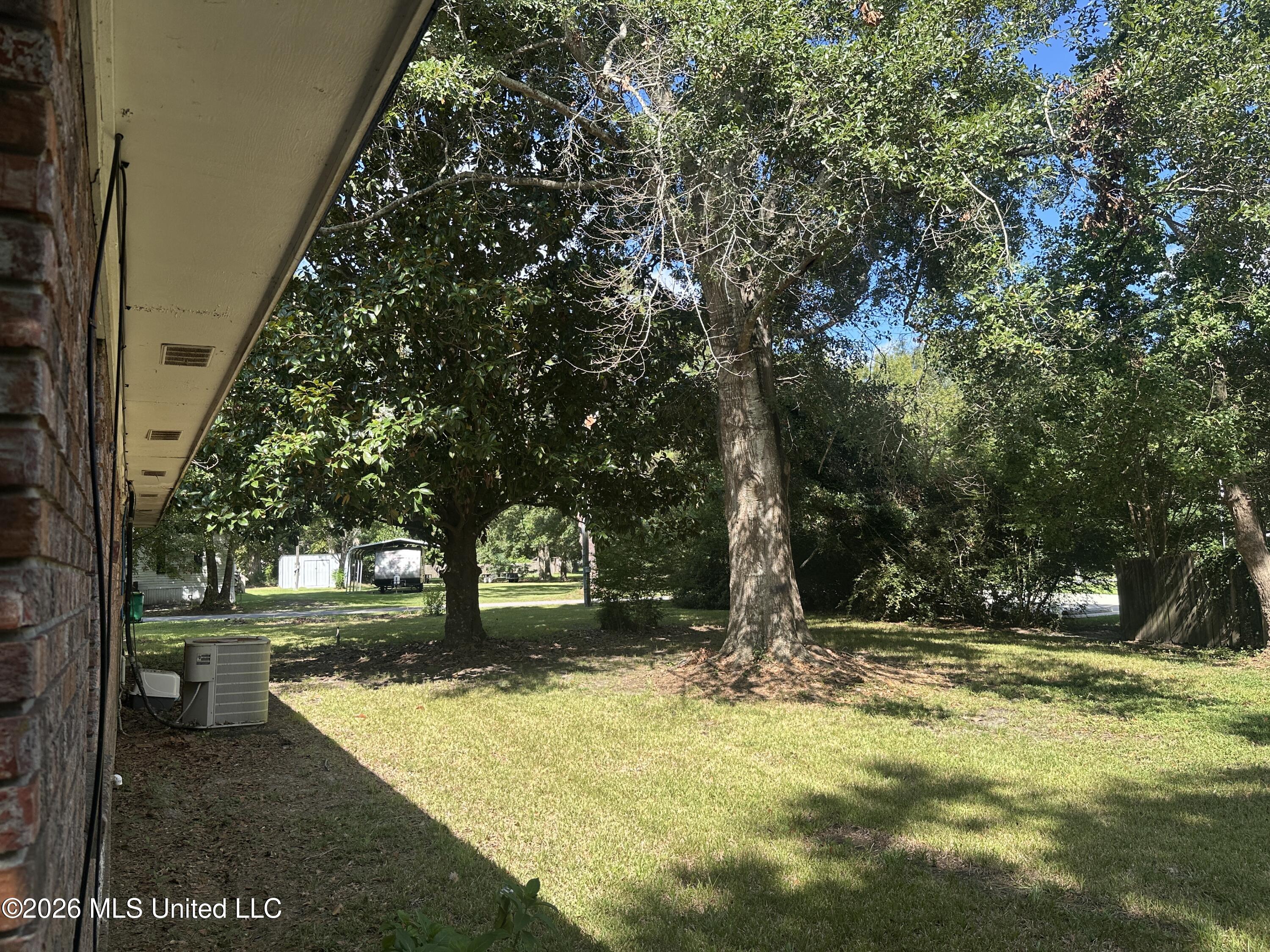 13637 Highway 613 Property Photo 11