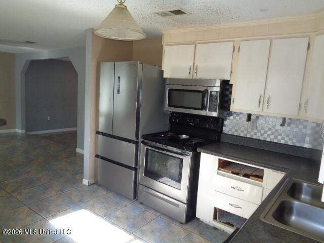 4618 Robinhood Drive Property Photo 5