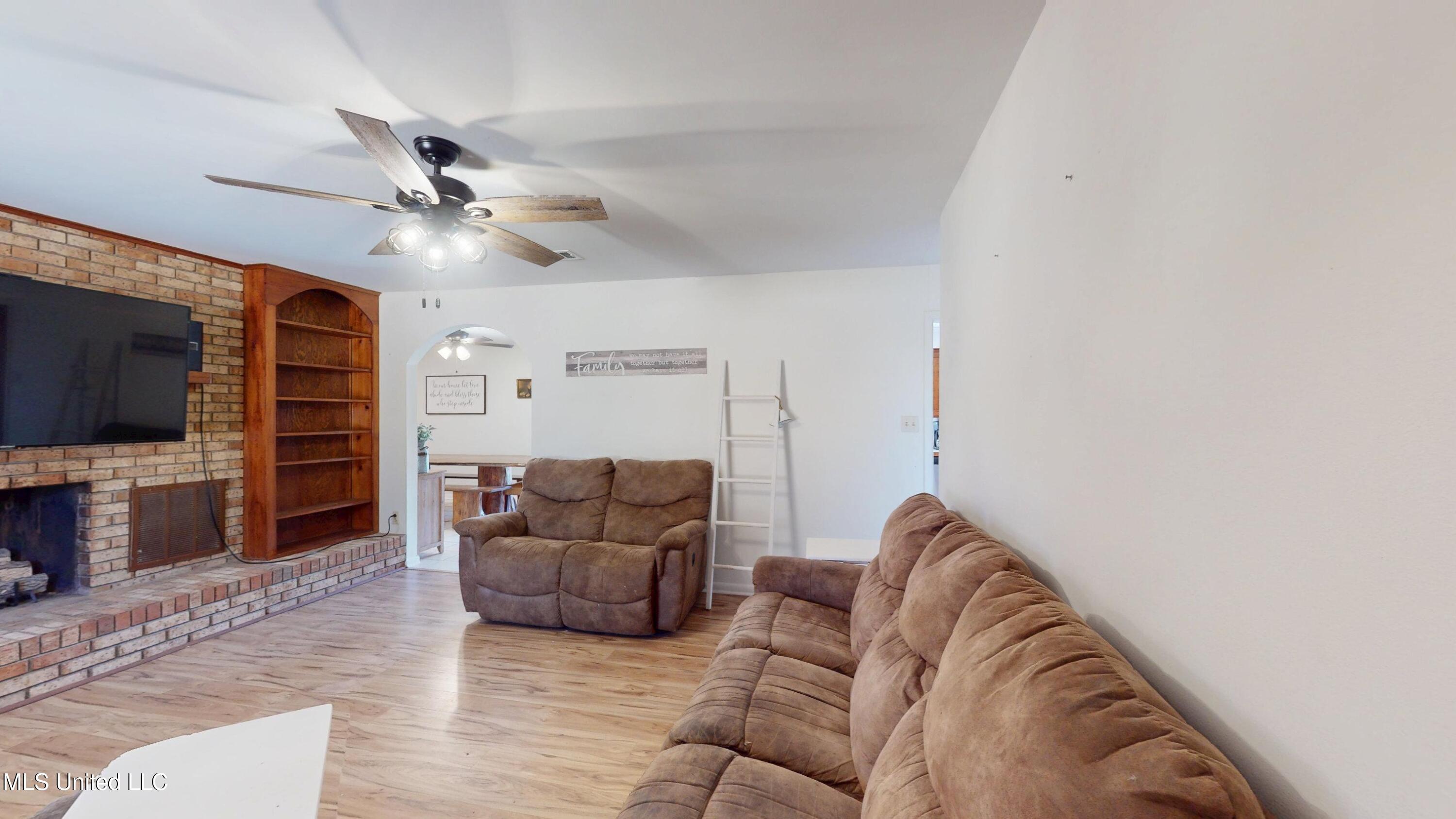 1002 Pecan Lane Property Photo 3