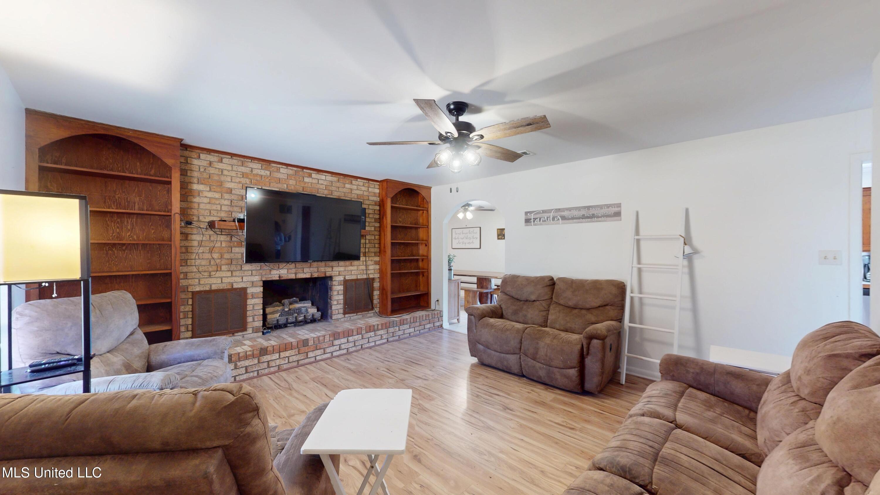 1002 Pecan Lane Property Photo 4