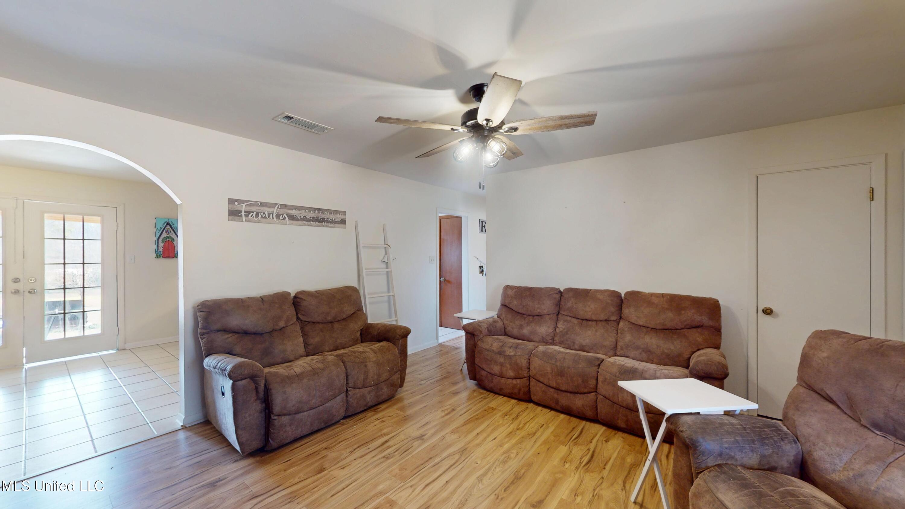 1002 Pecan Lane Property Photo 5