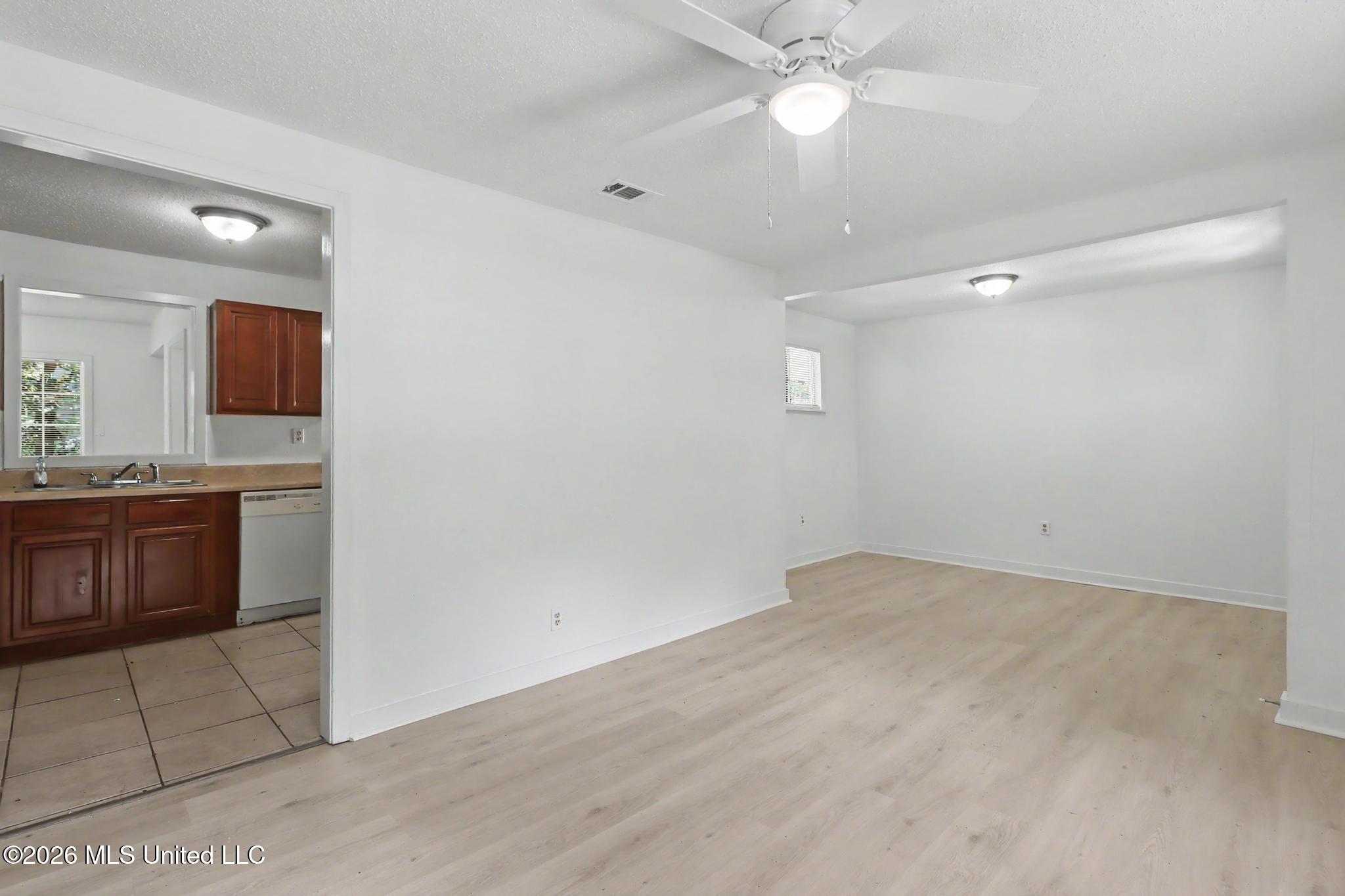341 East Drive Property Photo 4
