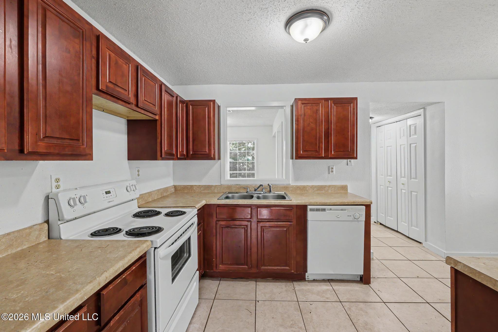 341 East Drive Property Photo 5