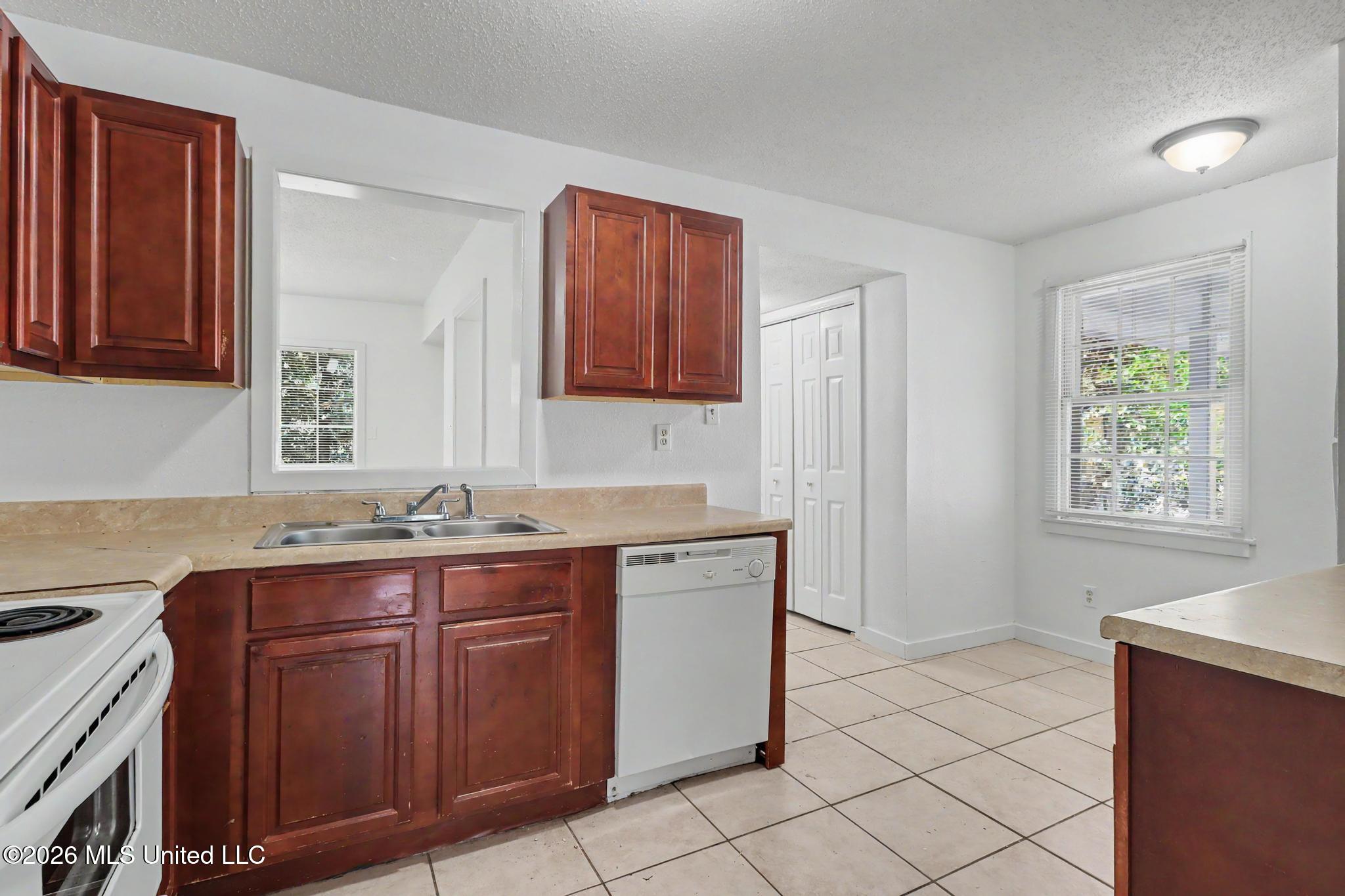 341 East Drive Property Photo 6
