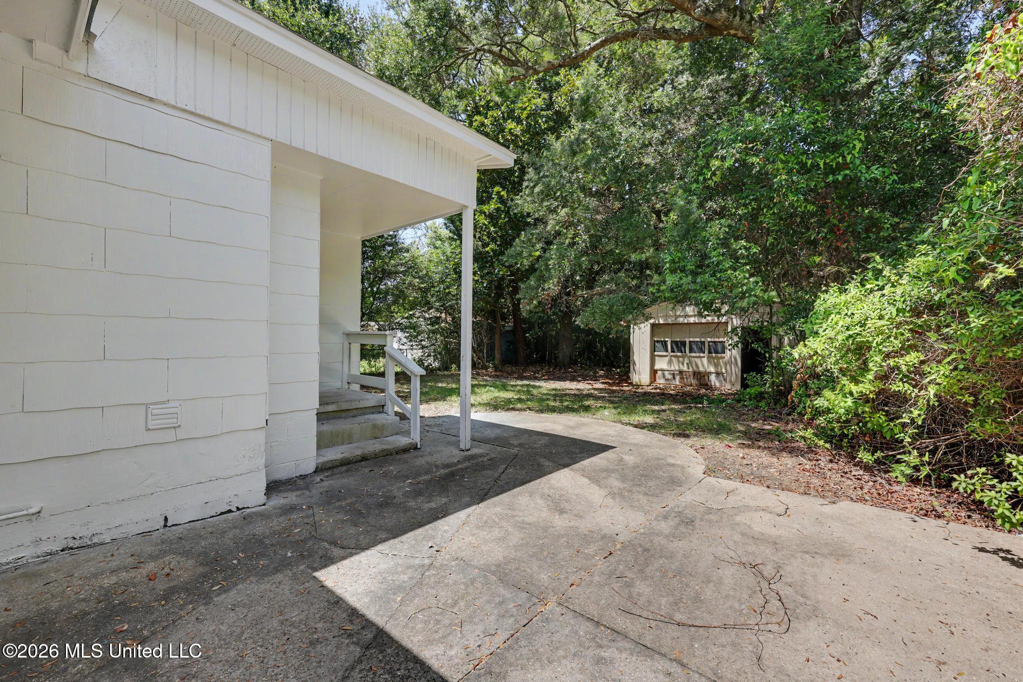 341 East Drive Property Photo 18