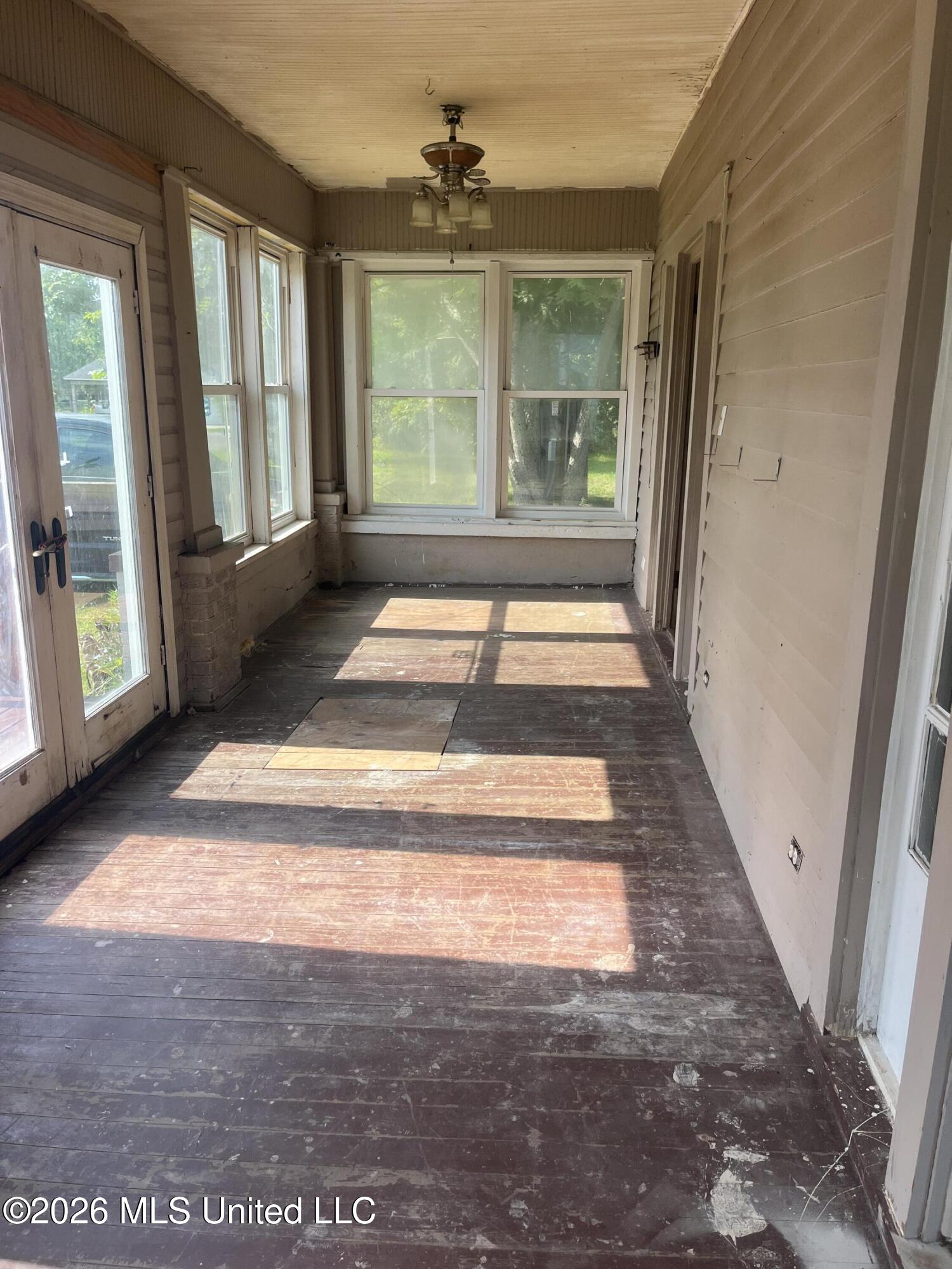 1127 Amar Street Property Photo 9